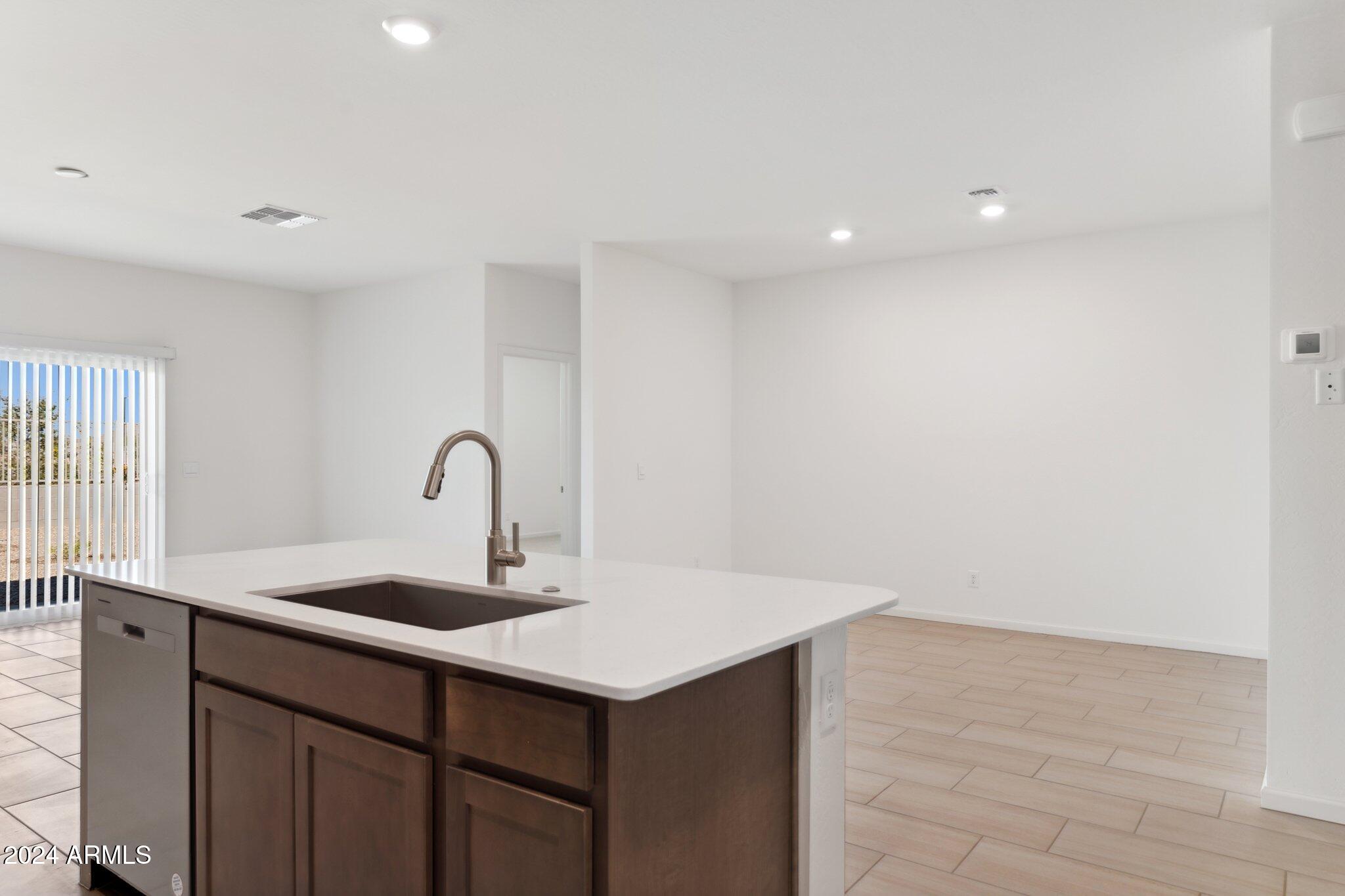 25380 W Sunland Avenue Property Photo 5
