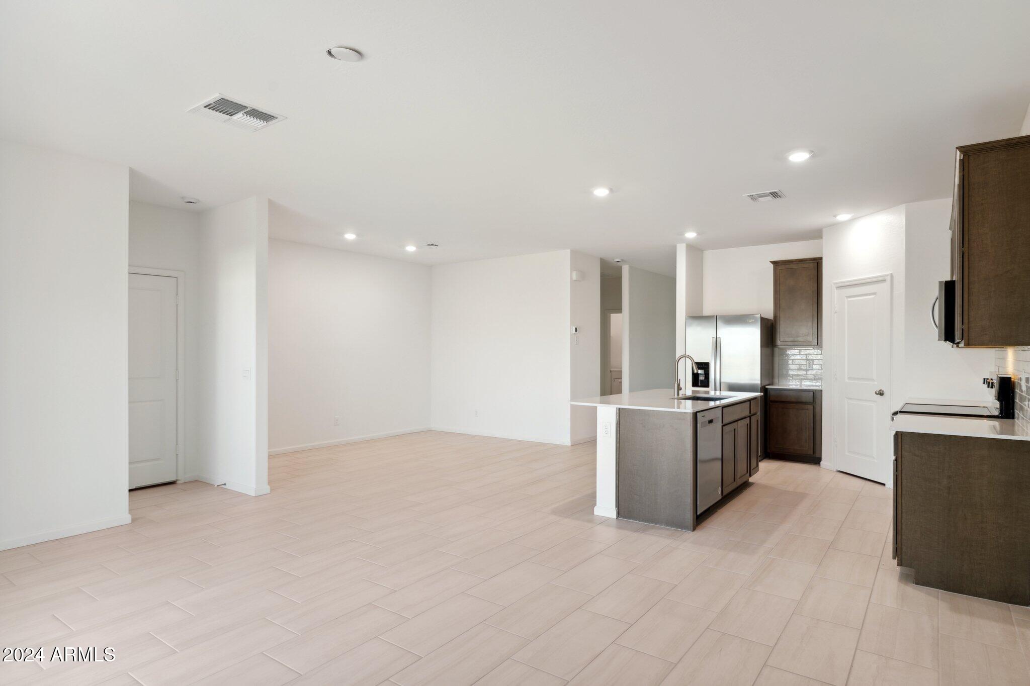 25380 W Sunland Avenue Property Photo 7