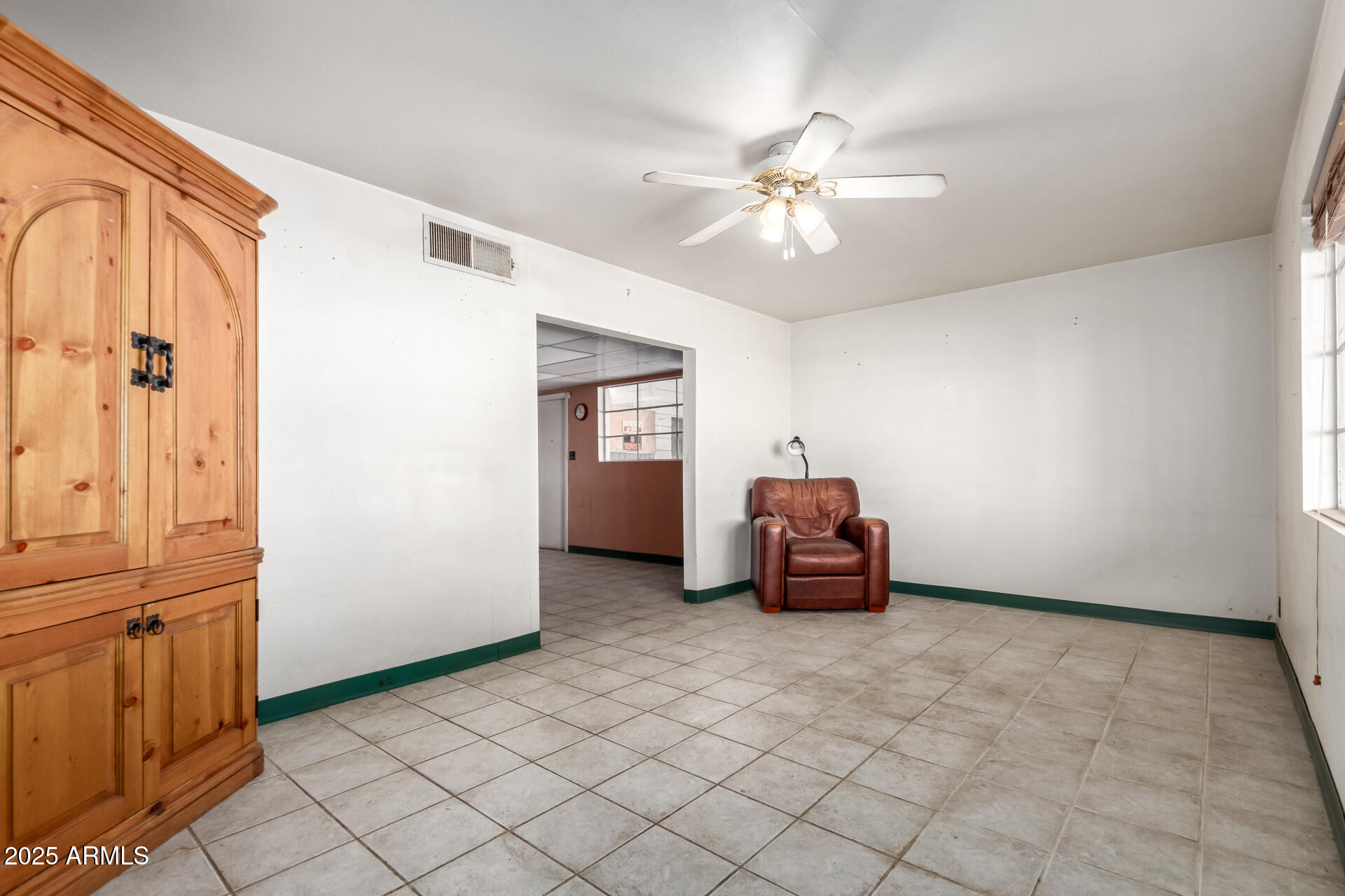 2335 W Tuckey Lane Property Photo 6