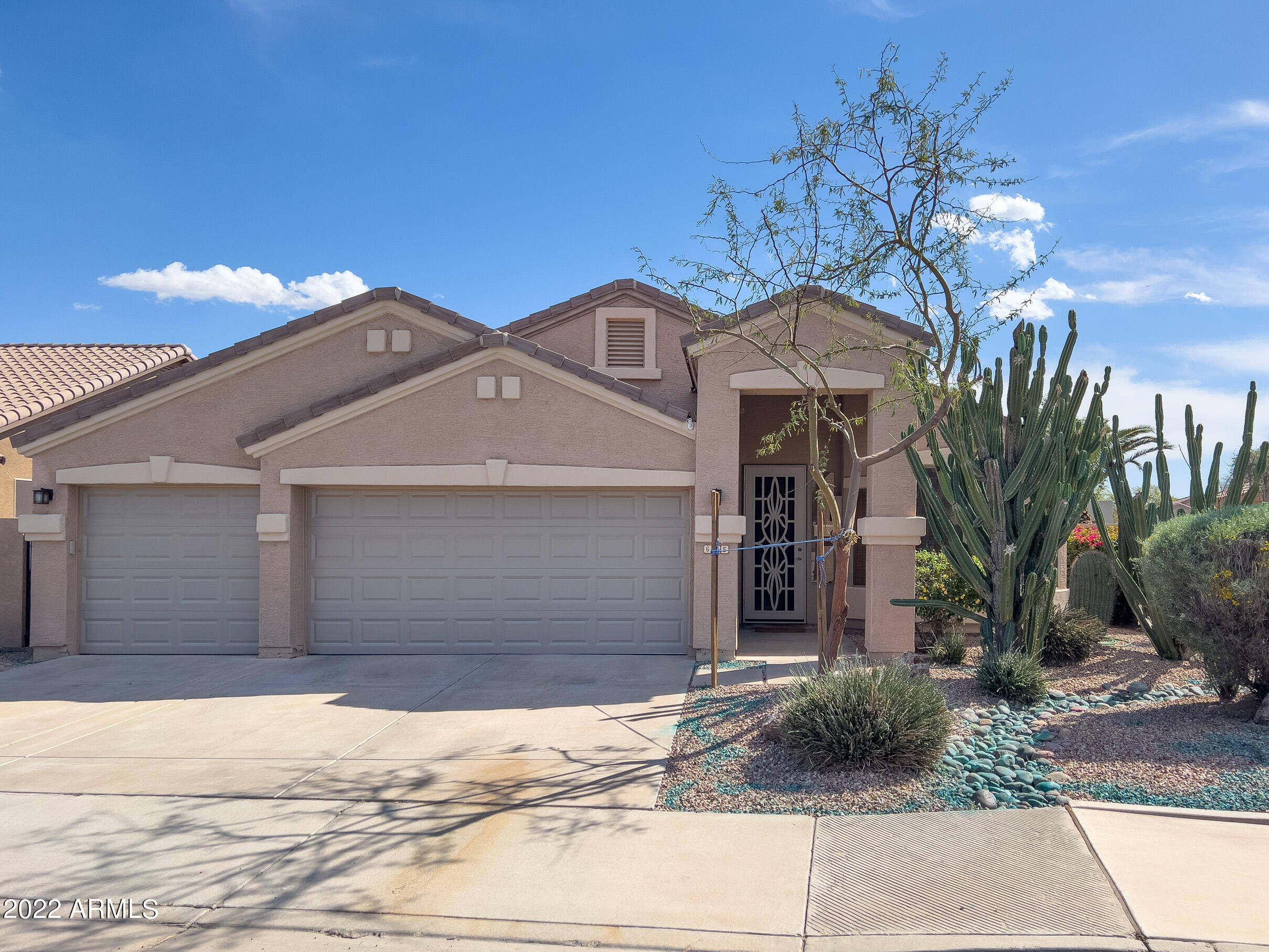 645 W Redwood Drive Property Photo 1