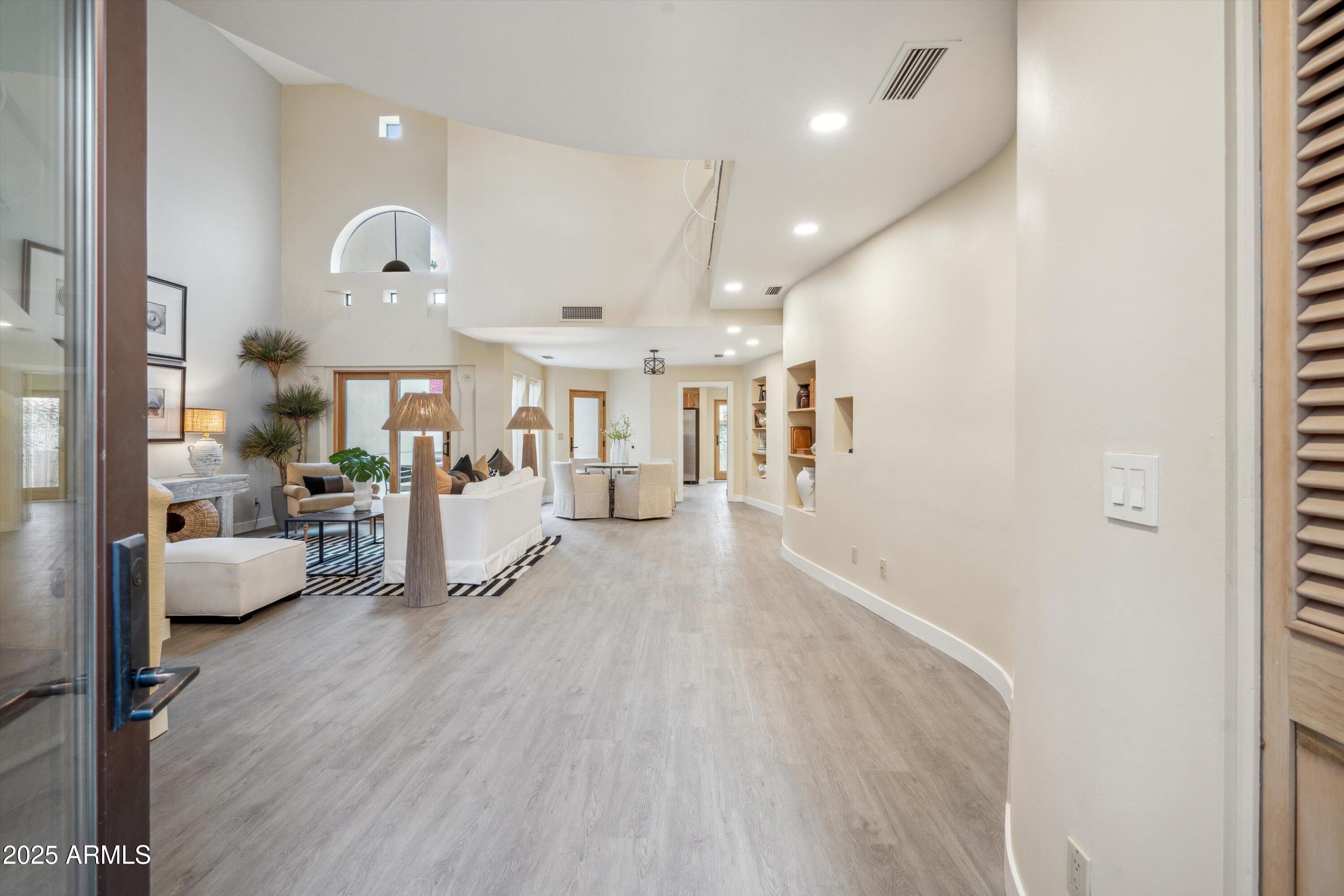 6411 S River Drive Property Photo 4