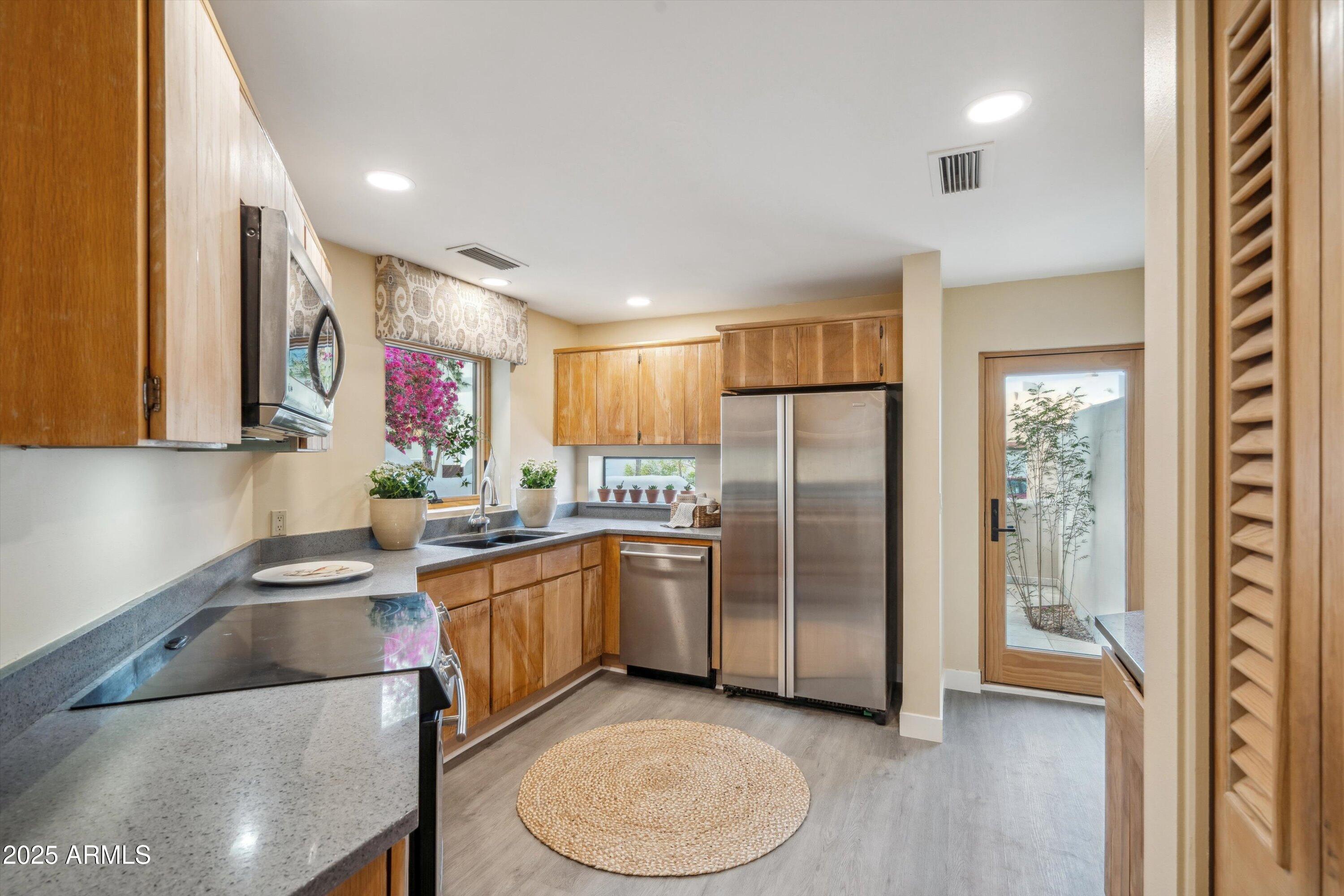 6411 S River Drive Property Photo 10