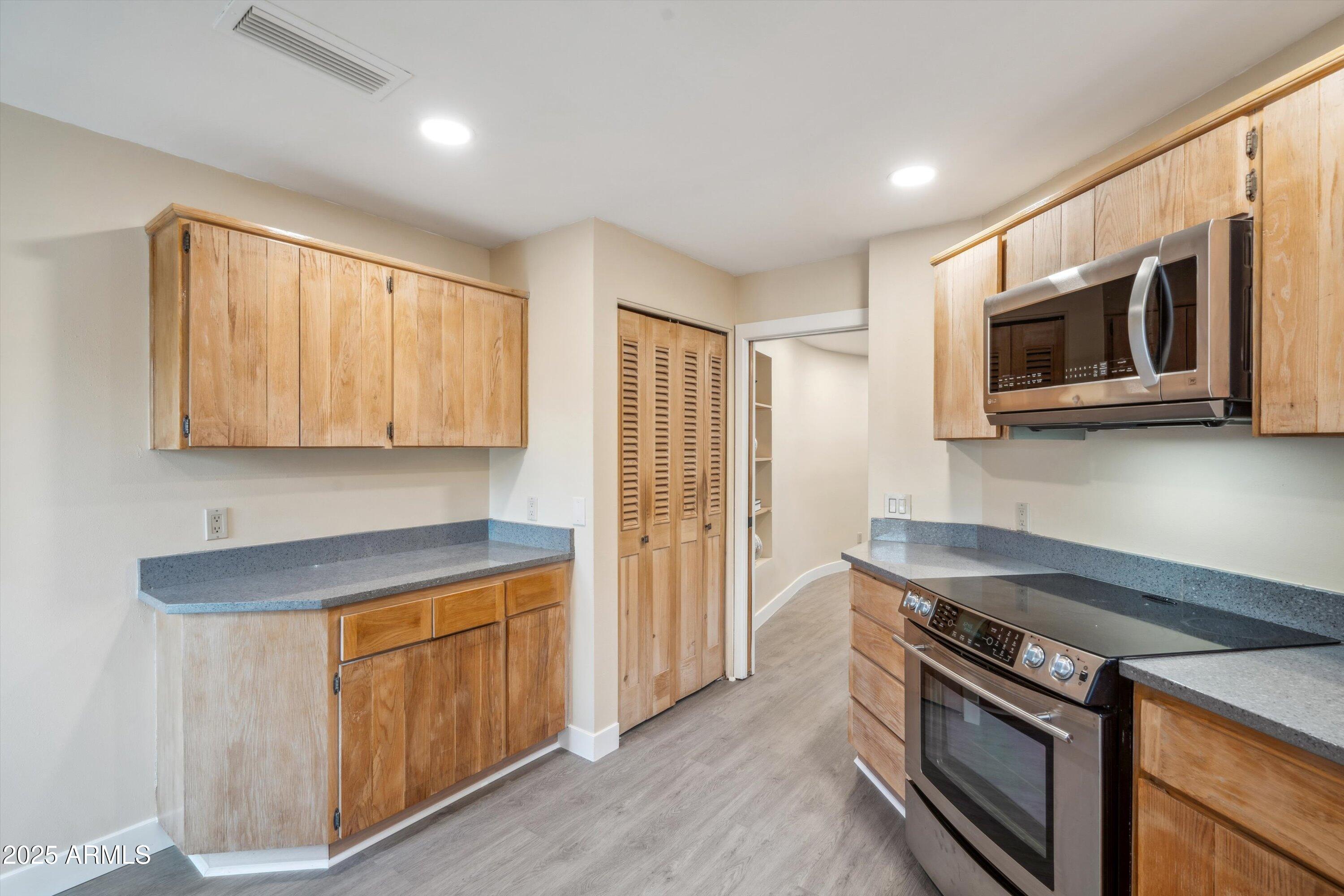6411 S River Drive Property Photo 12