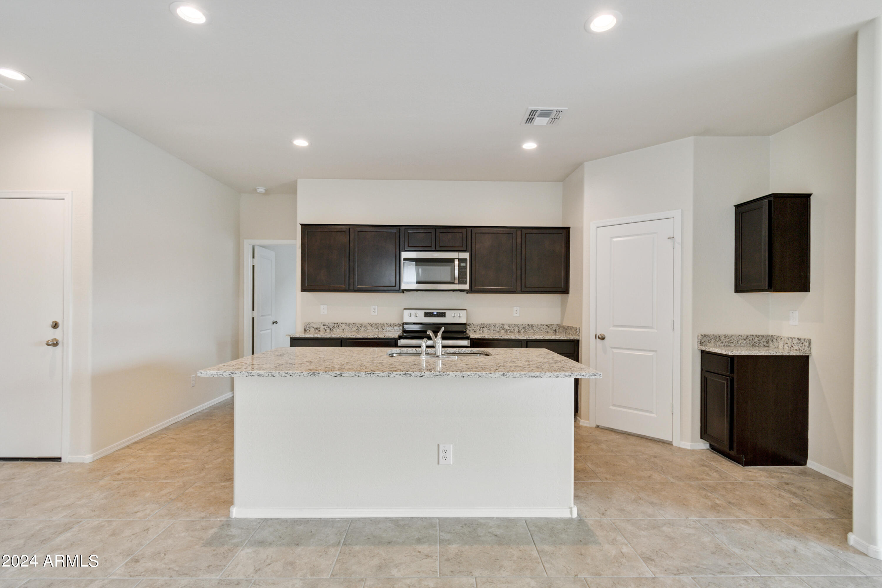 641 W Freedom Street Property Photo 4