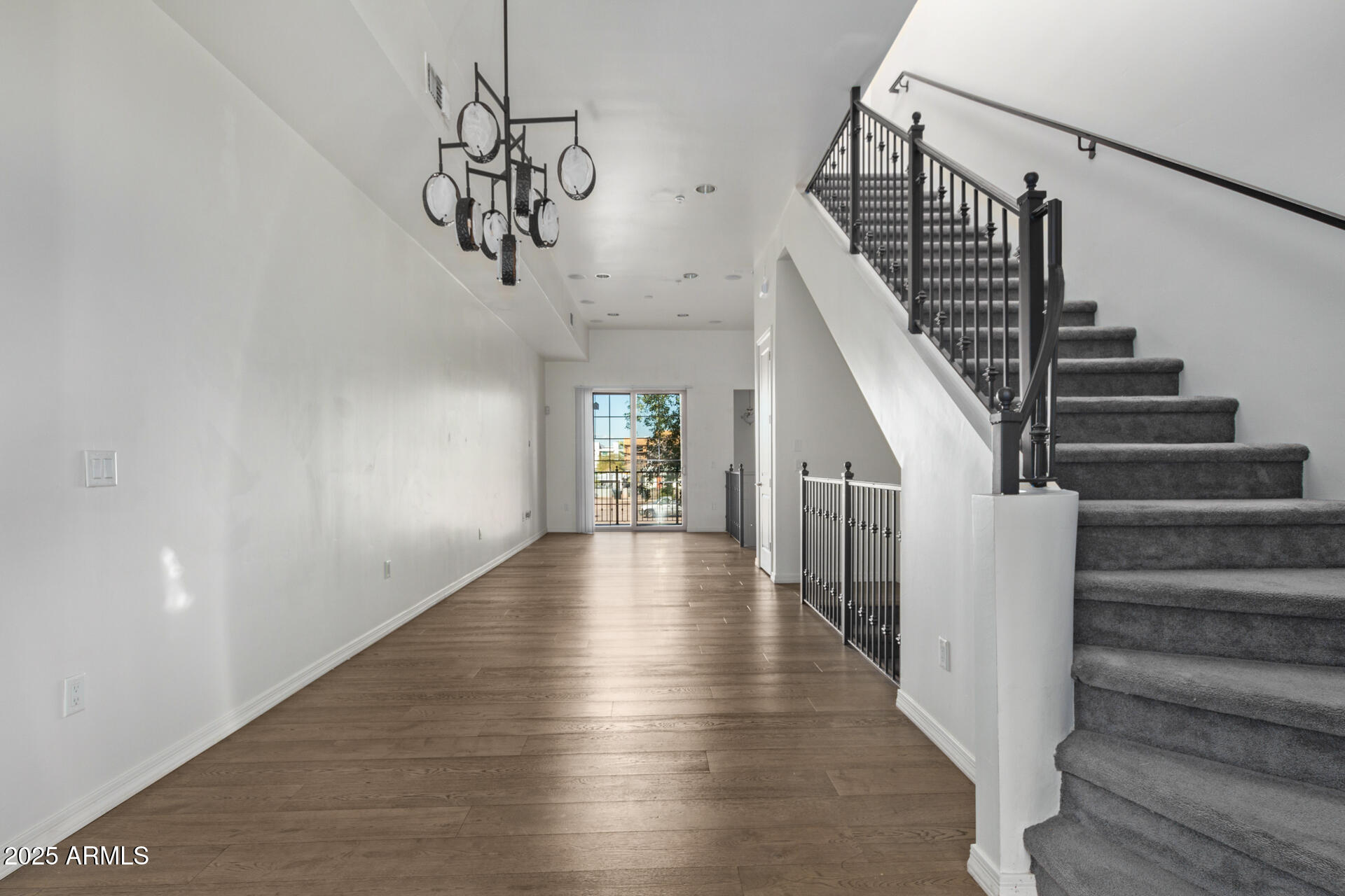 421 W 6th Street Property Photo 8