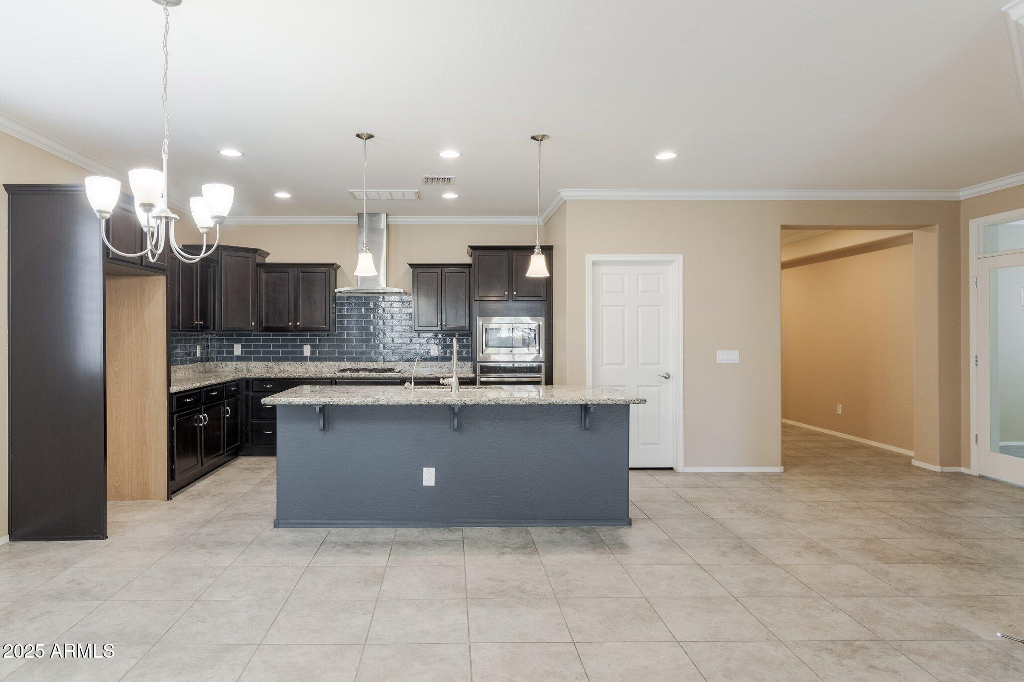 2702 E Saddlebrook Road Property Photo 3