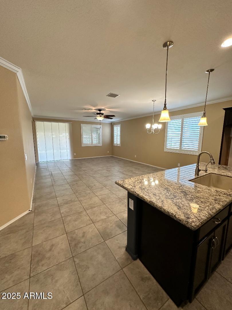 2702 E Saddlebrook Road Property Photo 10