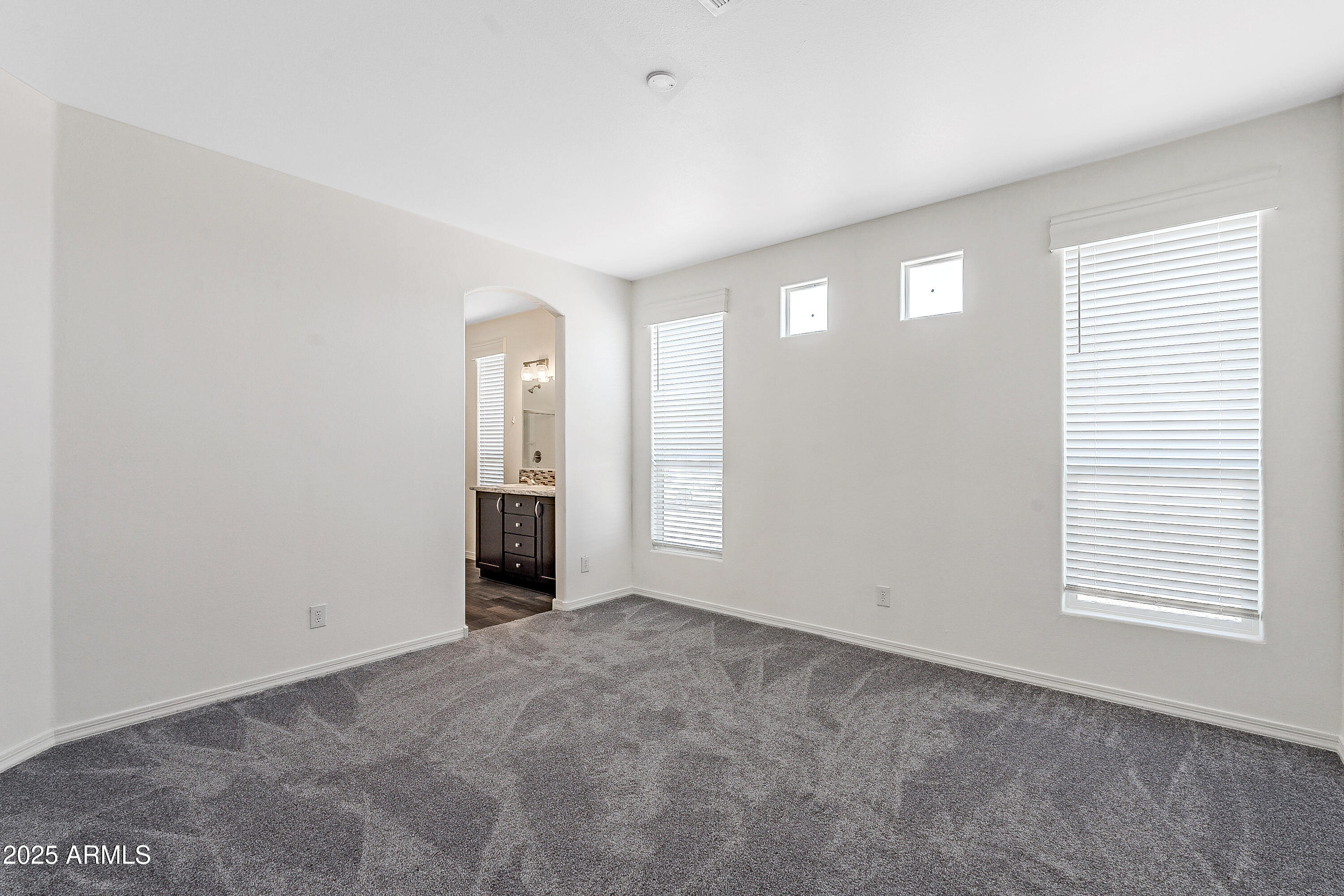 312 E O'neil Drive Property Photo 8