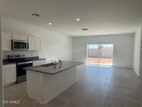 1419 W Hess Avenue Property Photo 3