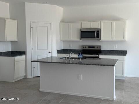 1419 W Hess Avenue Property Photo 4