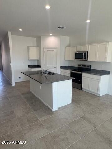 1419 W Hess Avenue Property Photo 6
