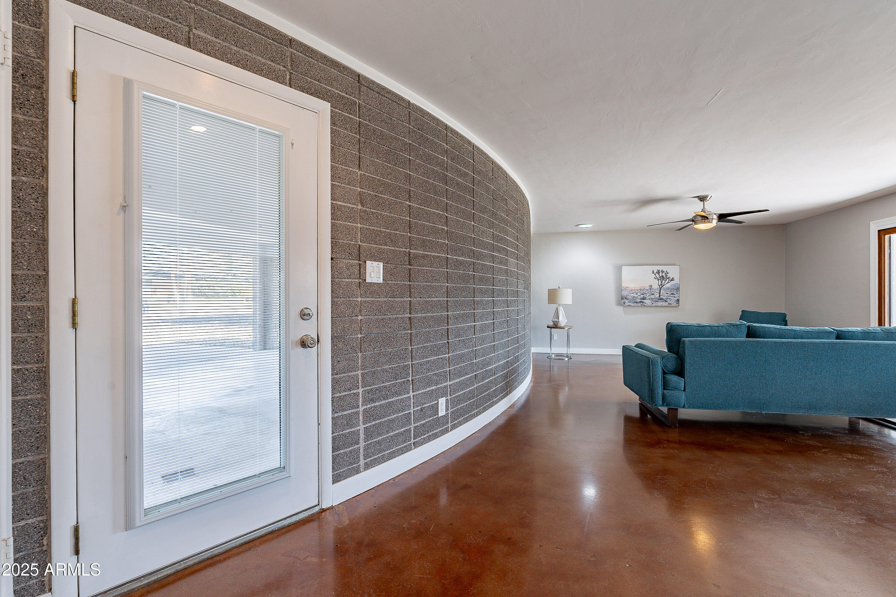 1219 E Seldon Lane Property Photo 3