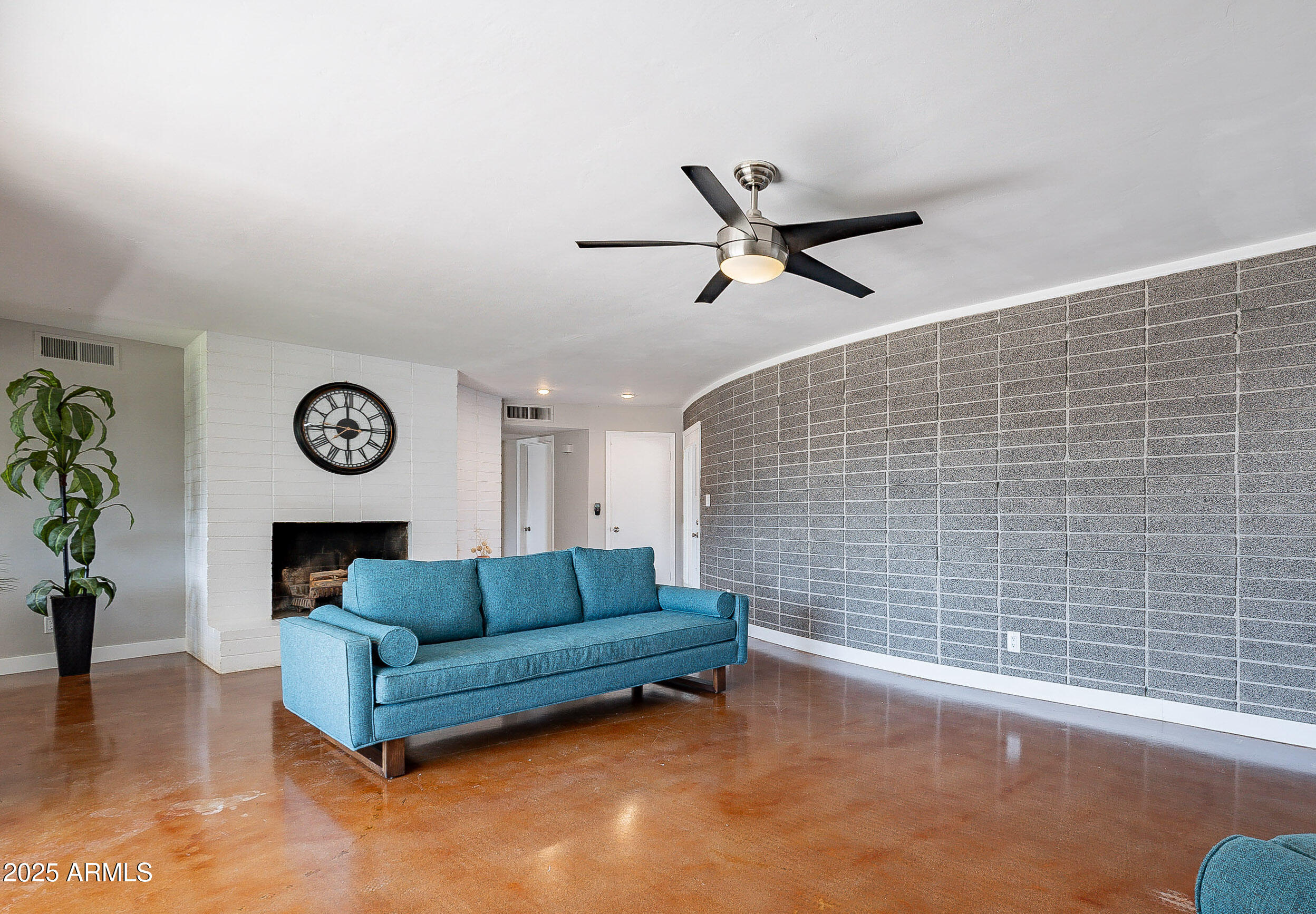 1219 E Seldon Lane Property Photo 4