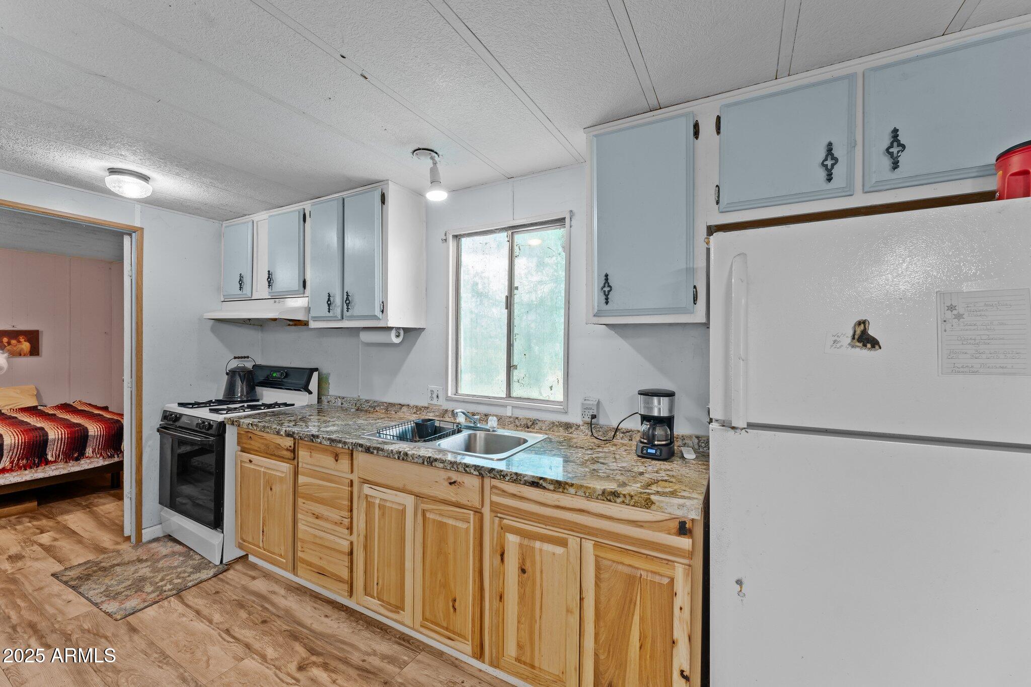22955 Hillward E Property Photo 22