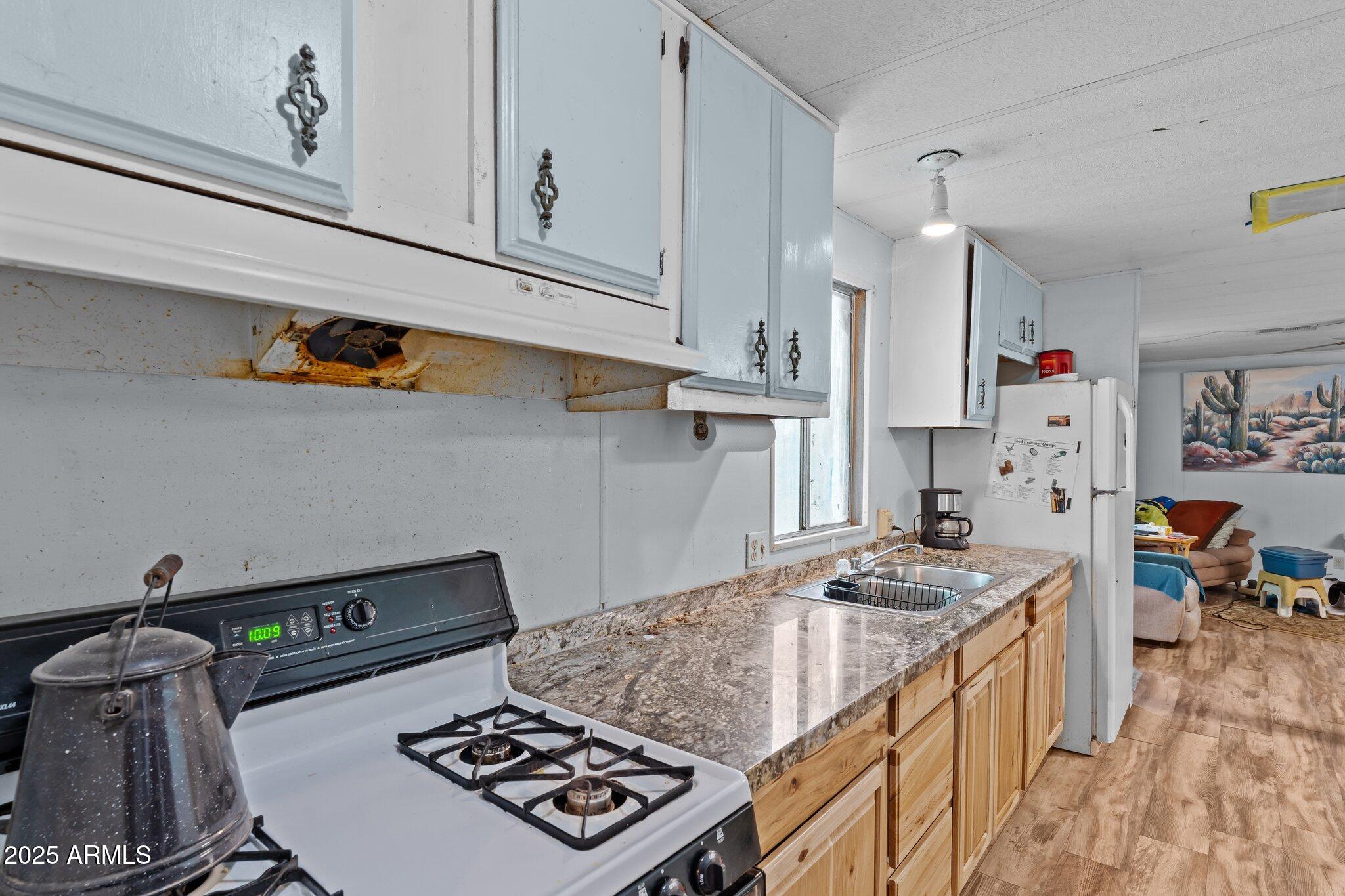 22955 Hillward E Property Photo 23