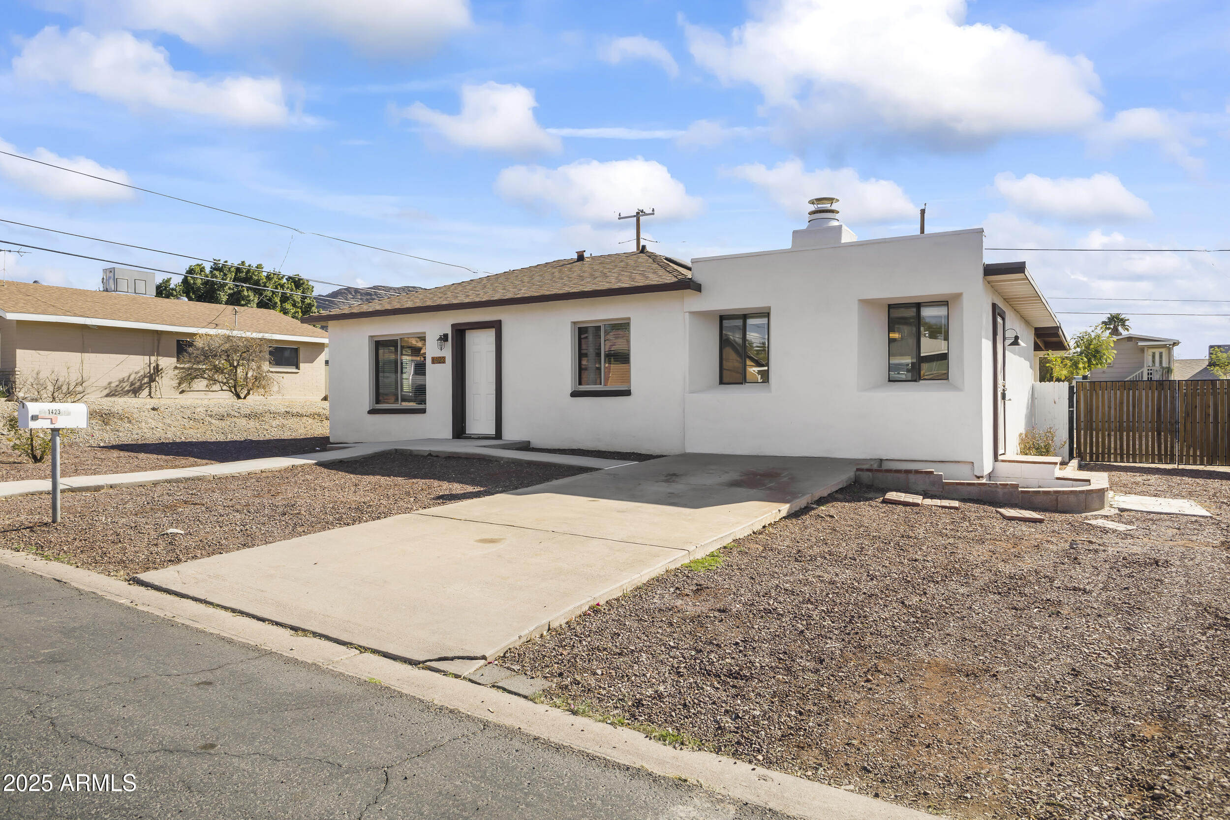 1423 E Cholla Street Property Photo 2