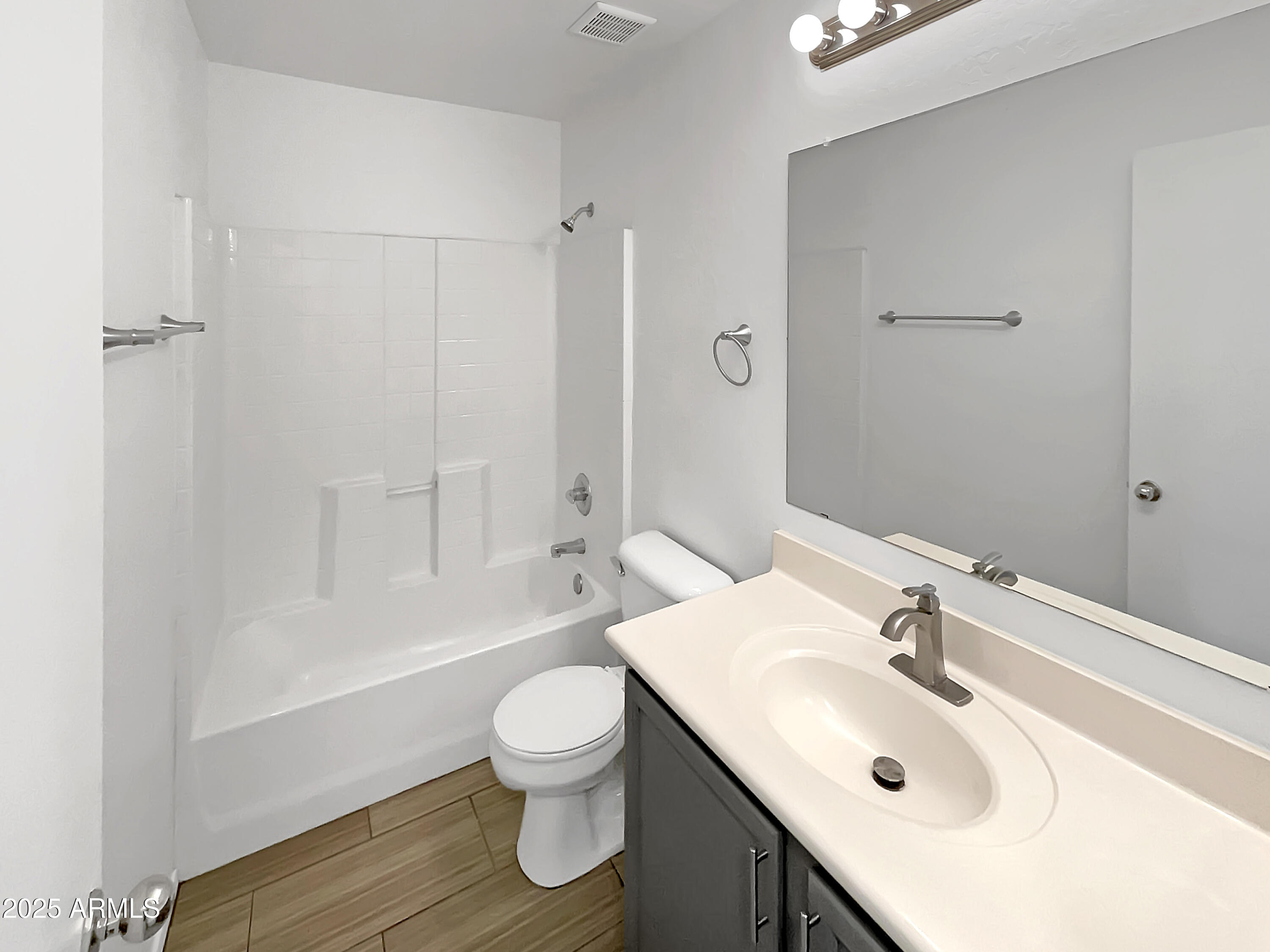 1642 W La Salle Street Property Photo 8