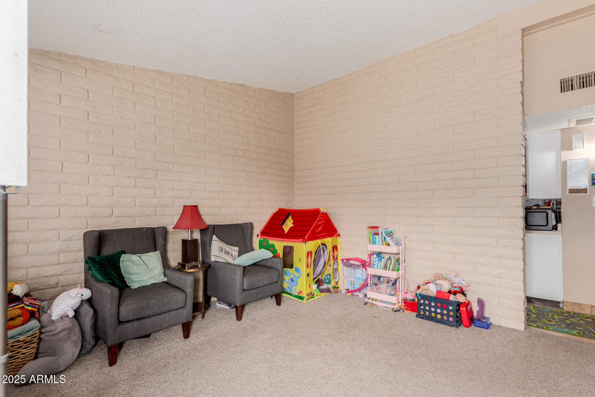 122 E 14th Place Property Photo 4