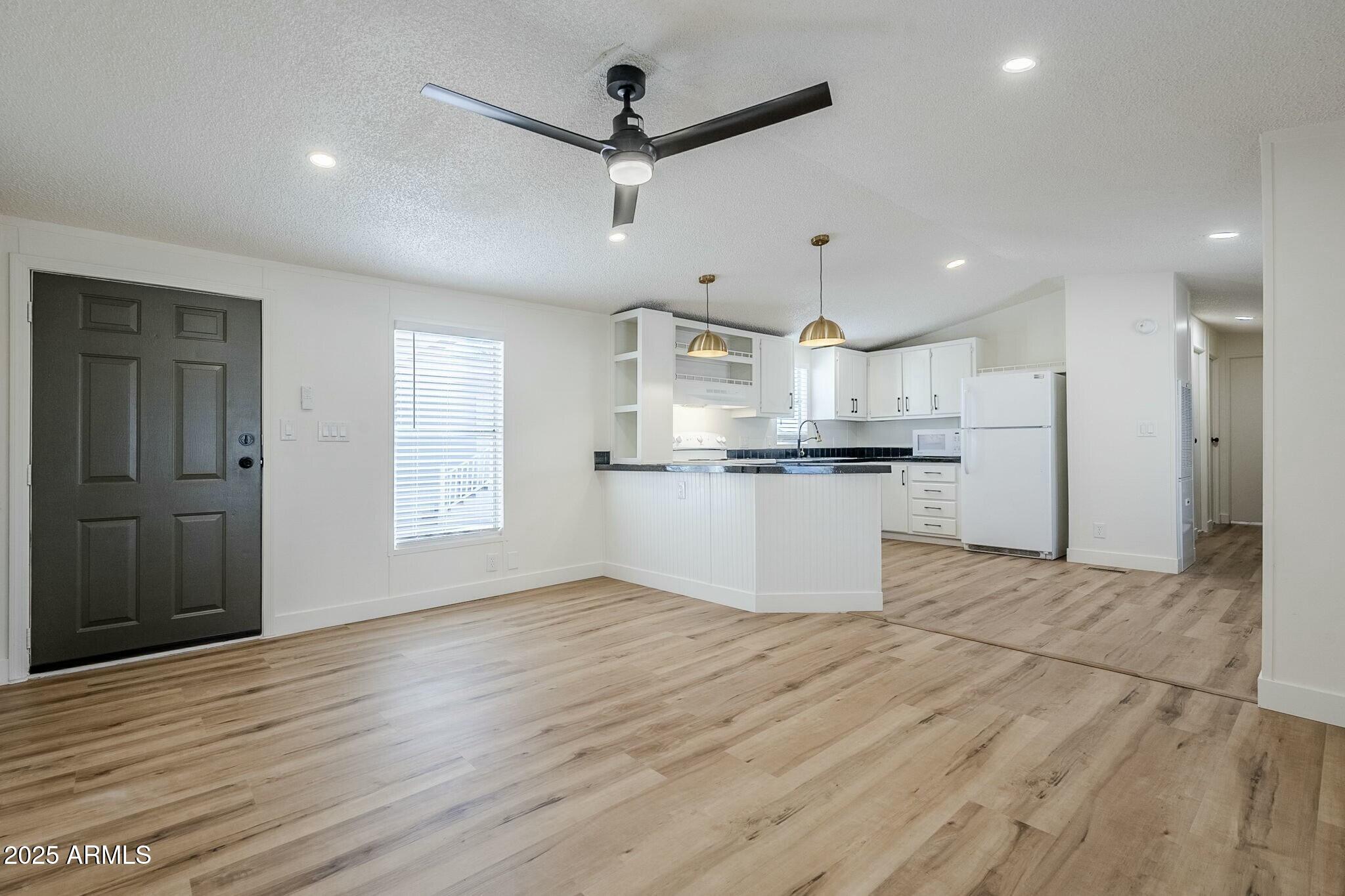 2000 S Apache Road Property Photo 6