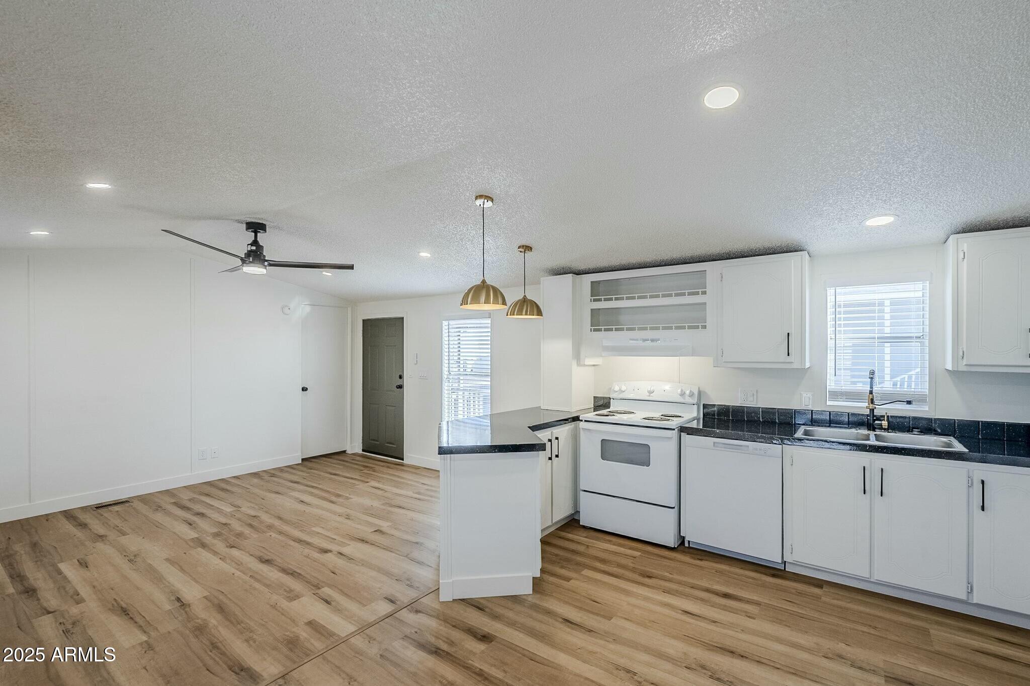 2000 S Apache Road Property Photo 8
