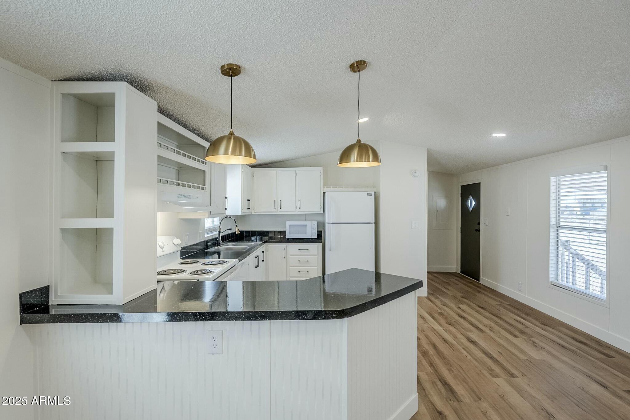 2000 S Apache Road Property Photo 11
