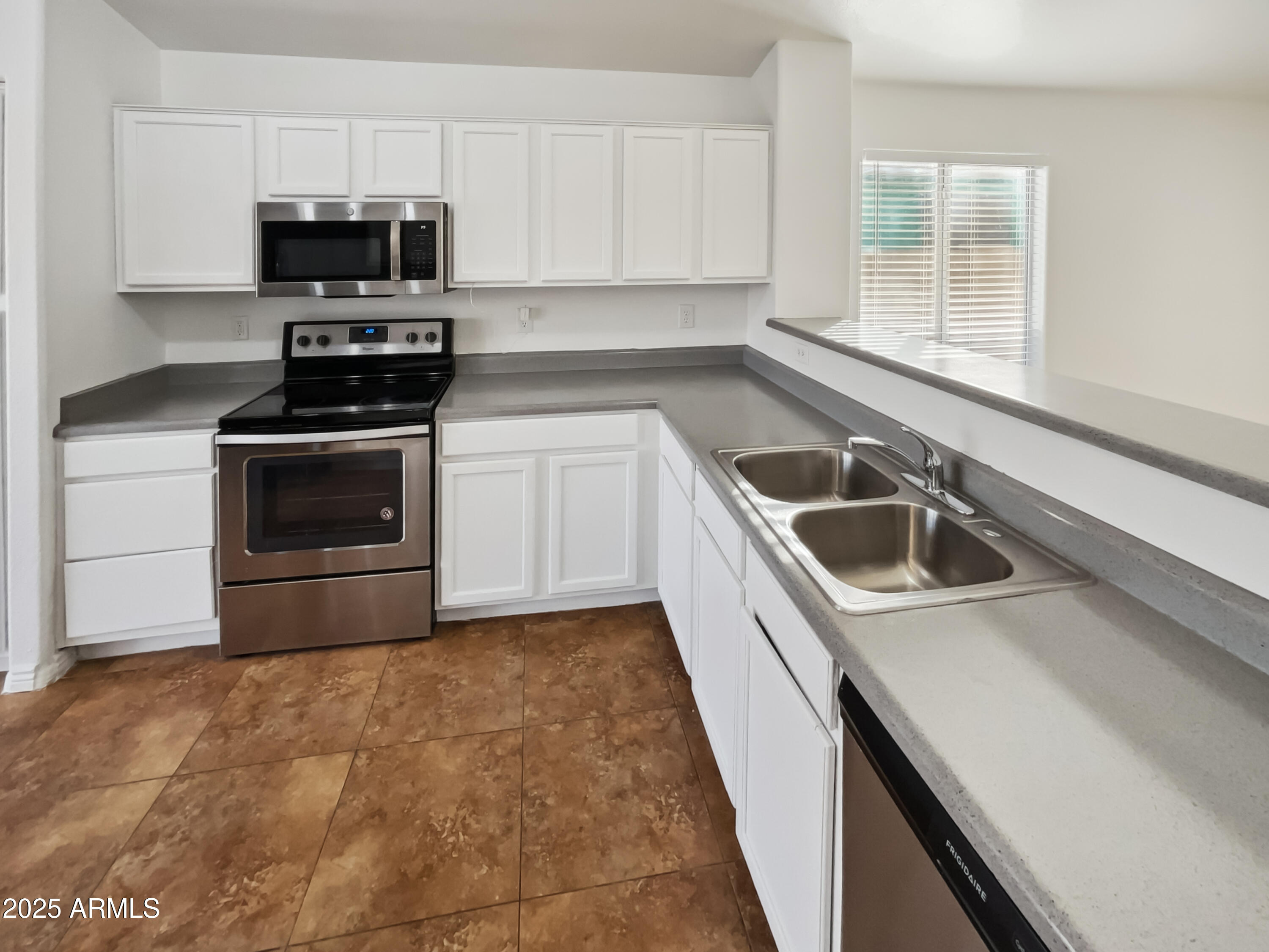 9023 W Hubbell Street Property Photo 6