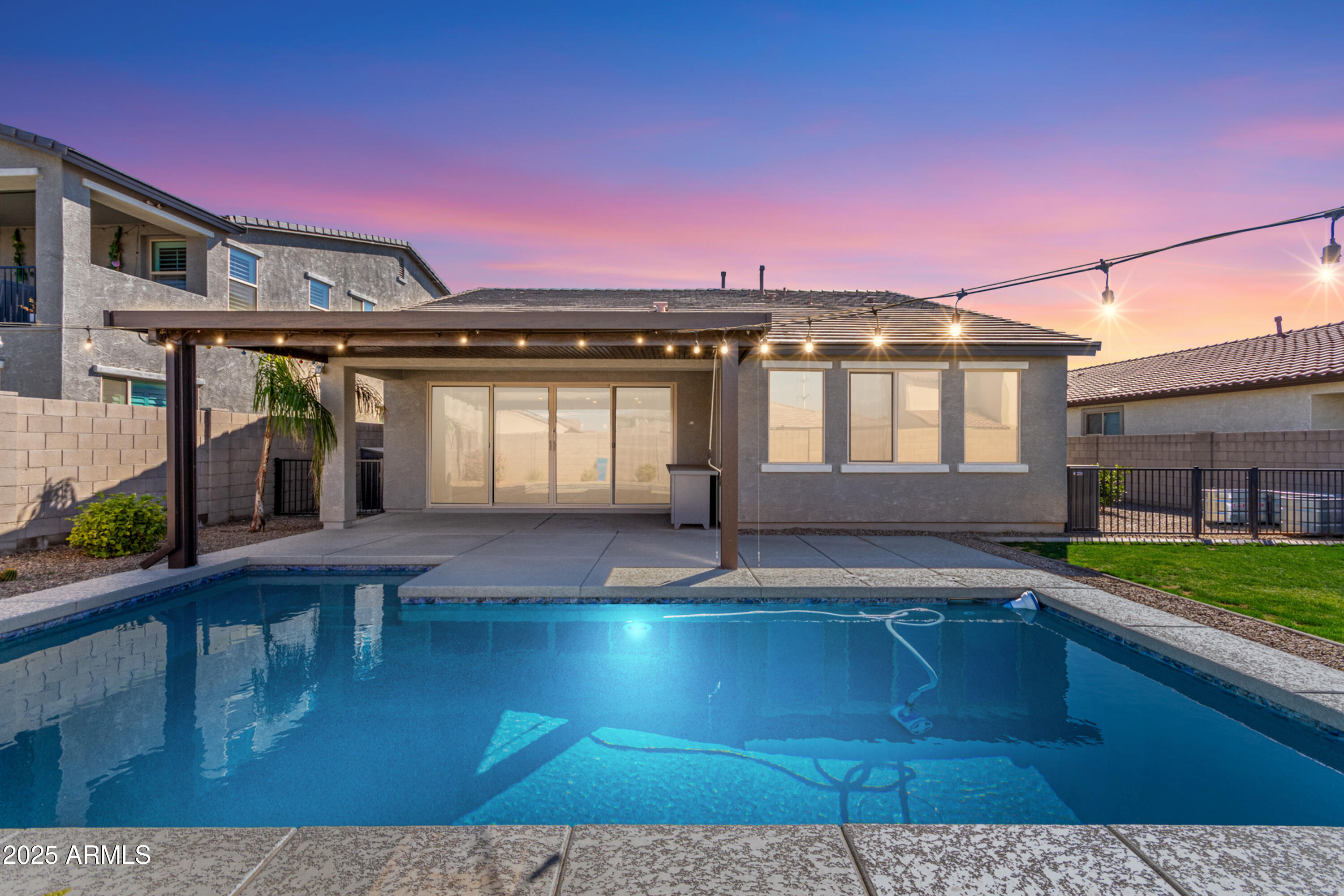 11682 W Parkway Lane Property Photo 1