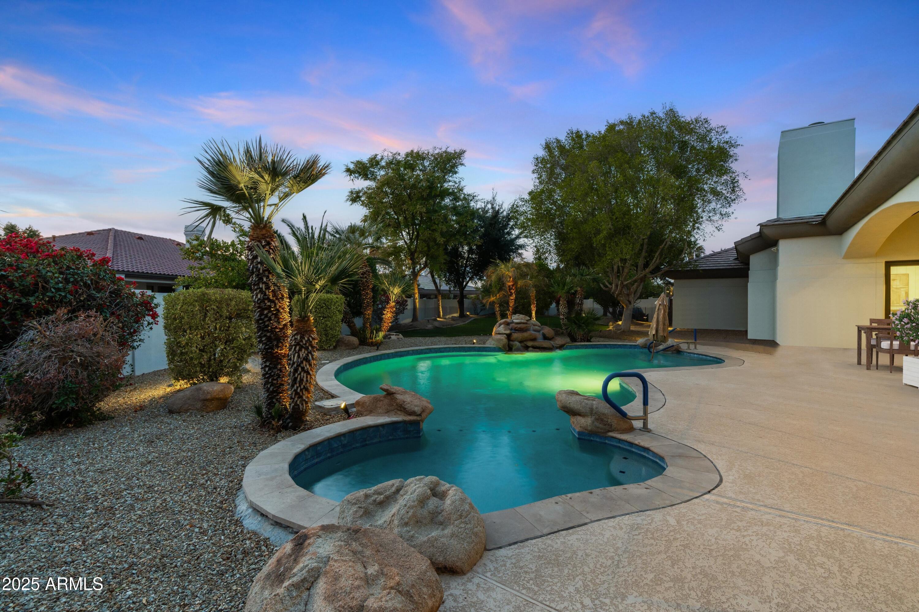 4914 N Valley Glen Property Photo 3