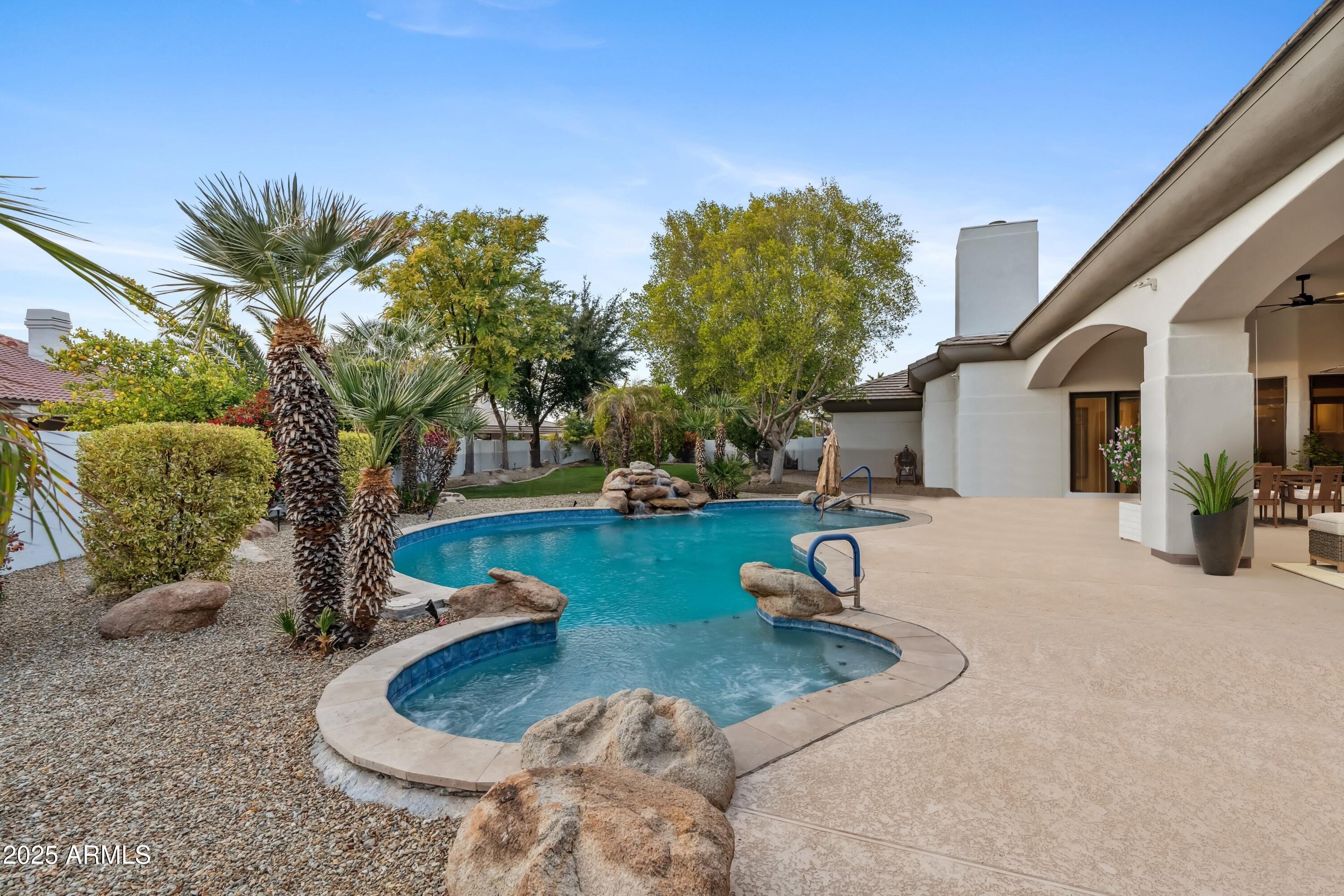 4914 N Valley Glen Property Photo 4