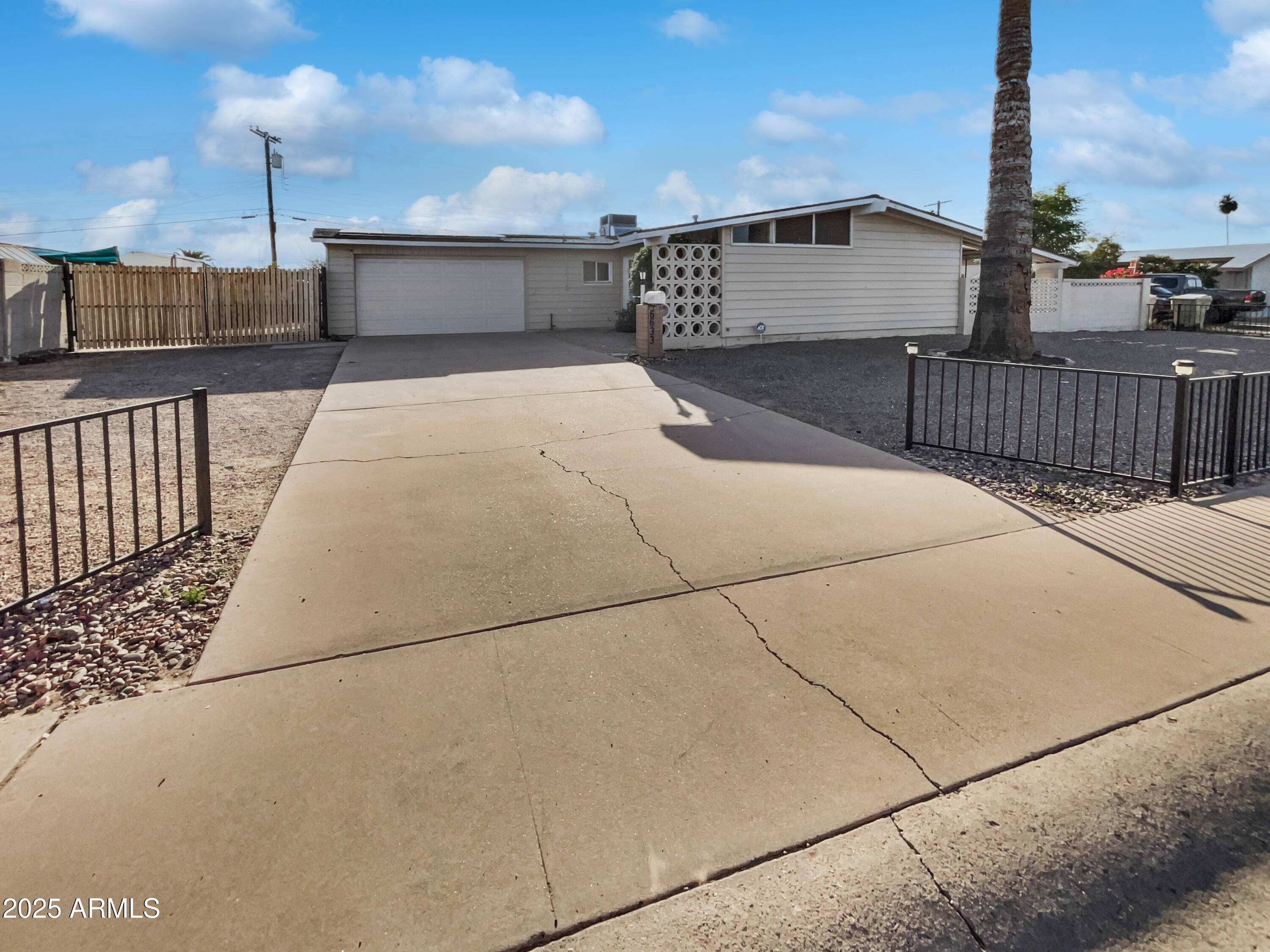 6633 W ORANGE Drive