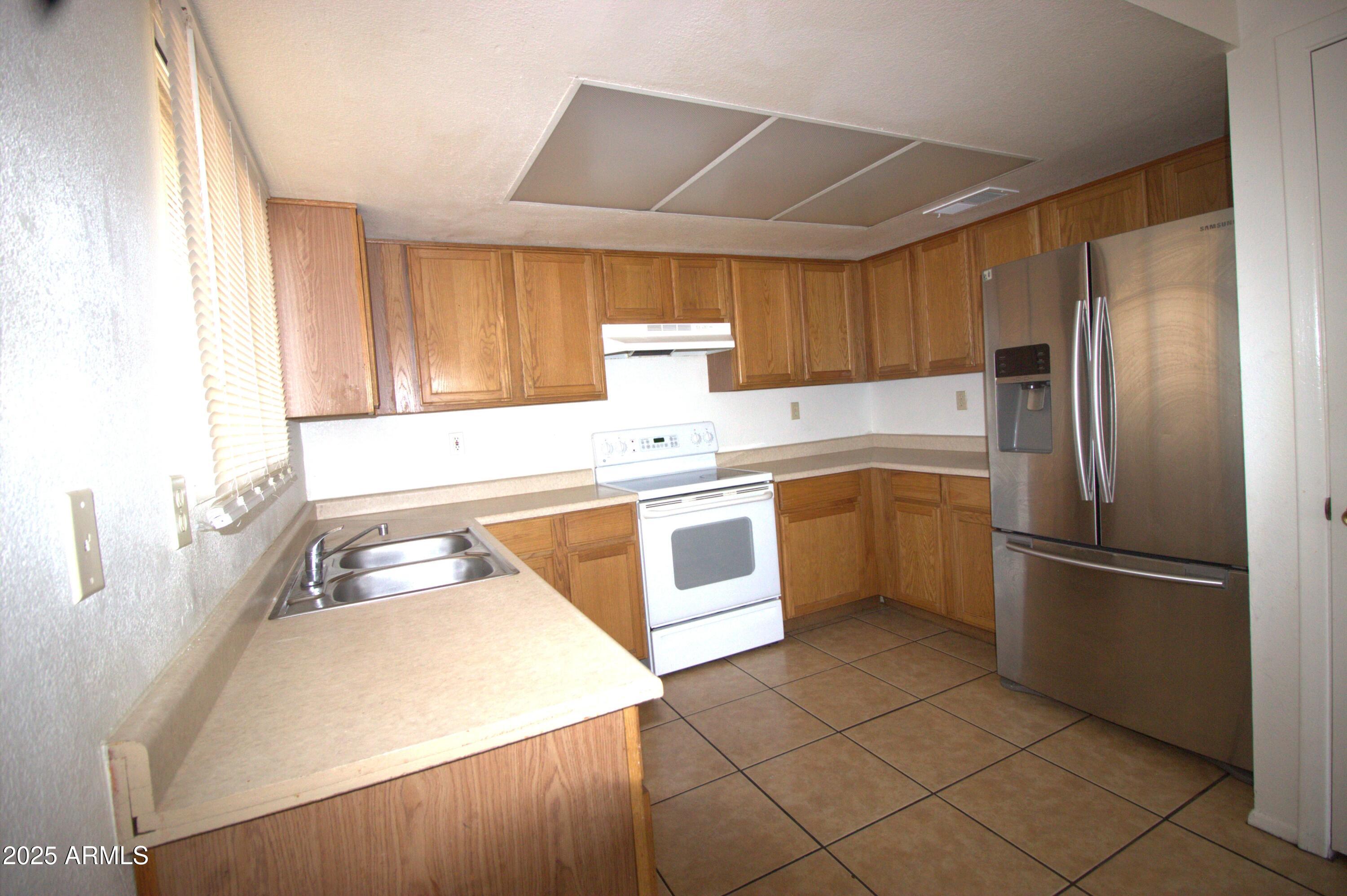 4409 E Wood Street Property Photo 2