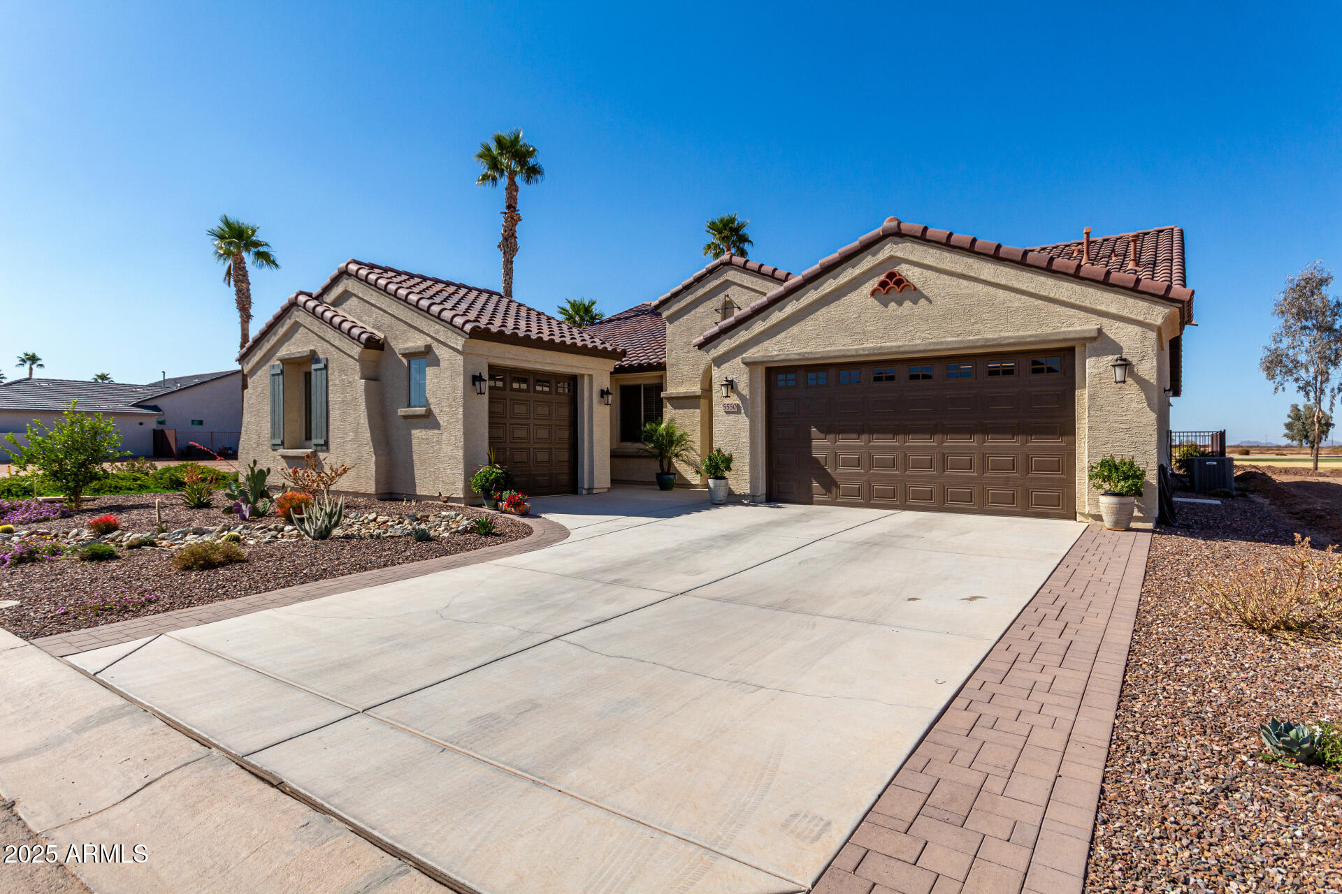 5550 N LUNA Drive