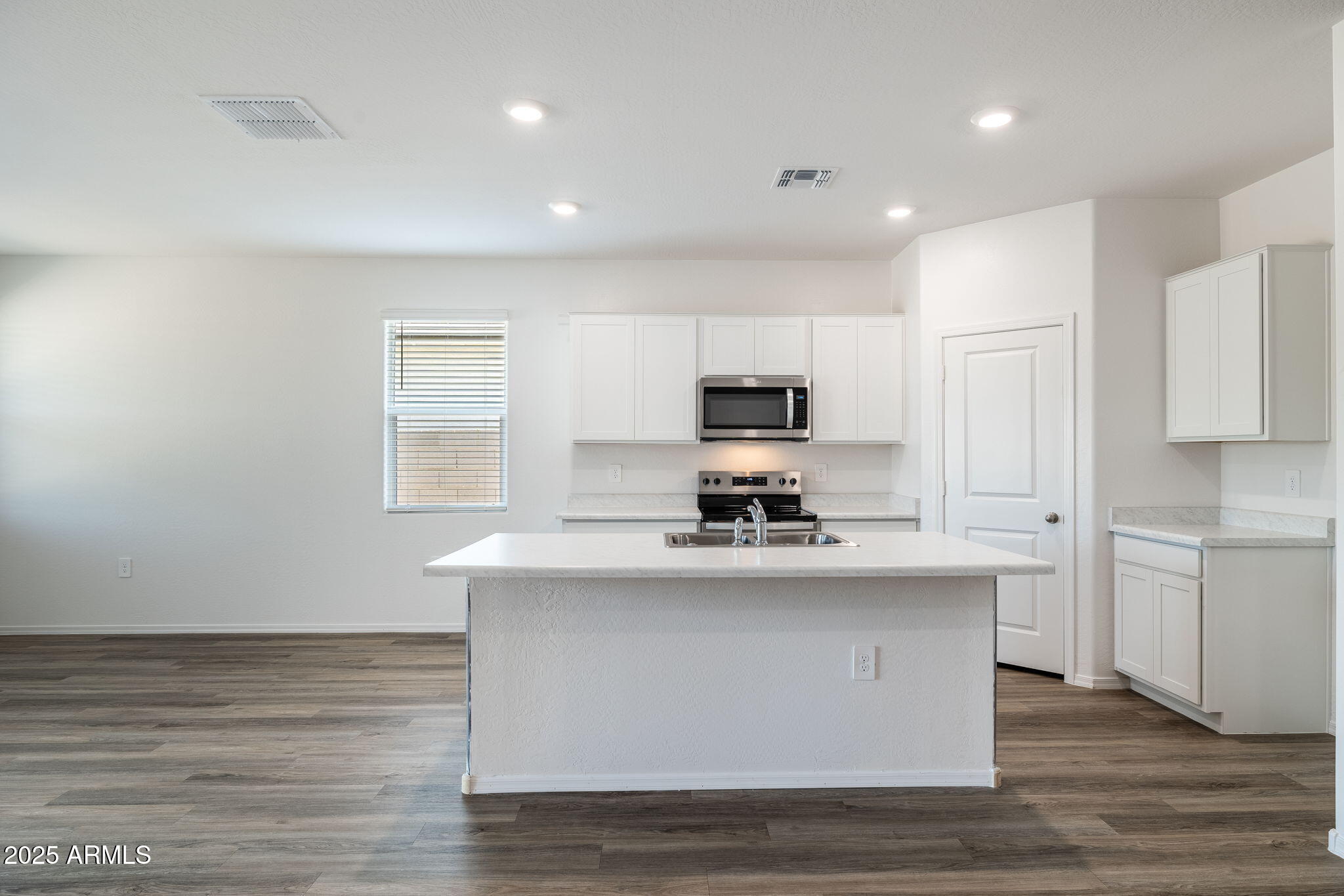 18334 W Desert Hollow Drive Property Photo 14