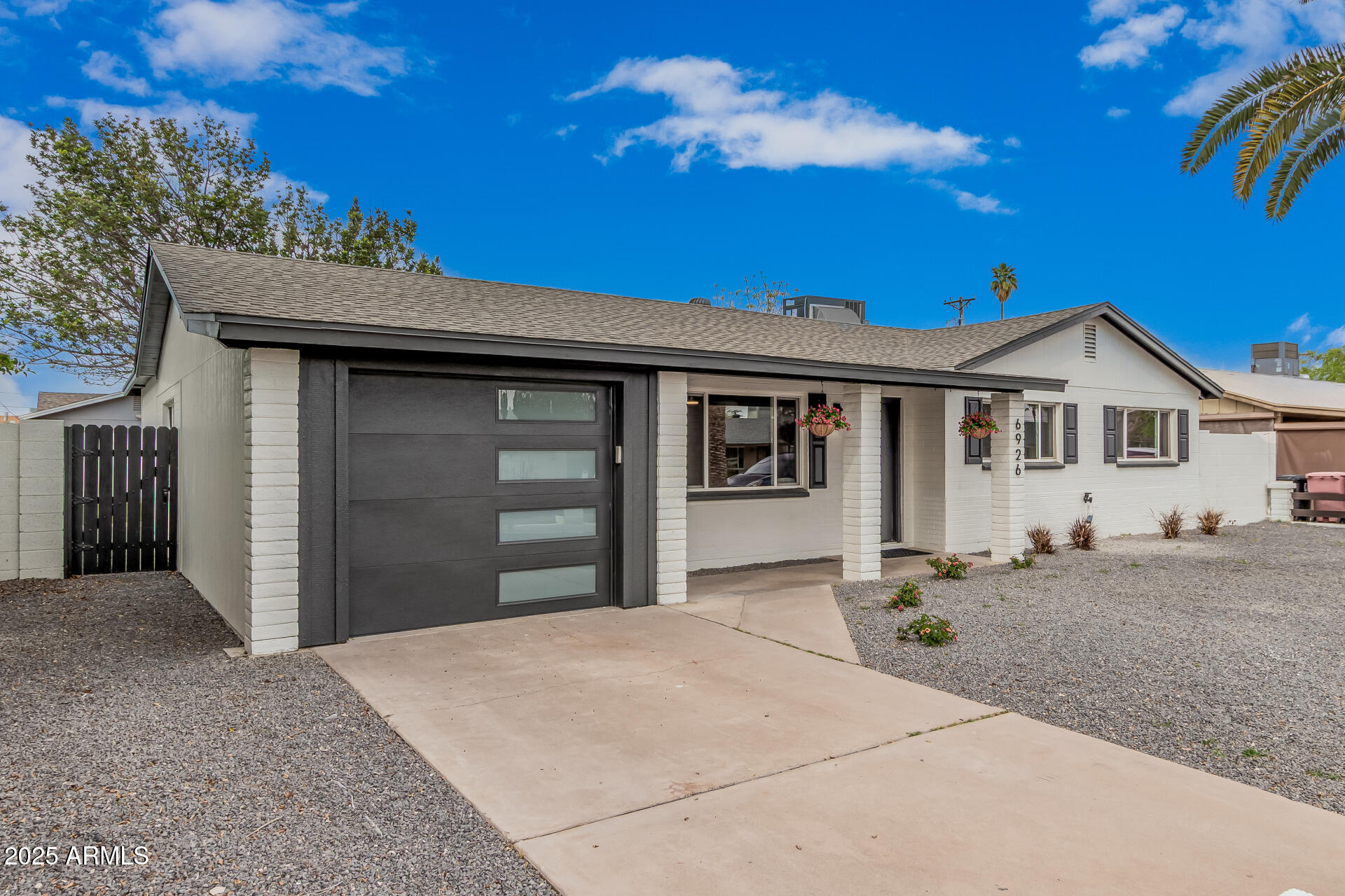 6926 E Moreland Street Property Photo 2