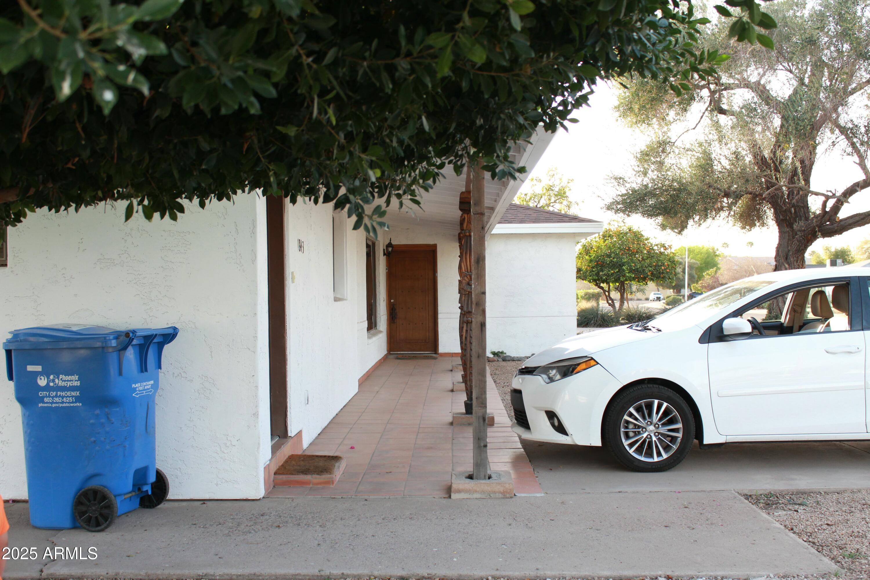 1843 E Minnezona Avenue Property Photo 2