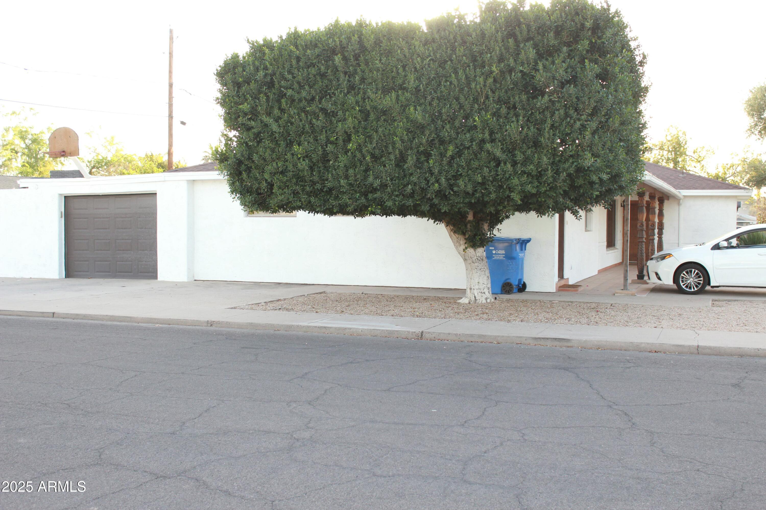 1843 E Minnezona Avenue Property Photo 4