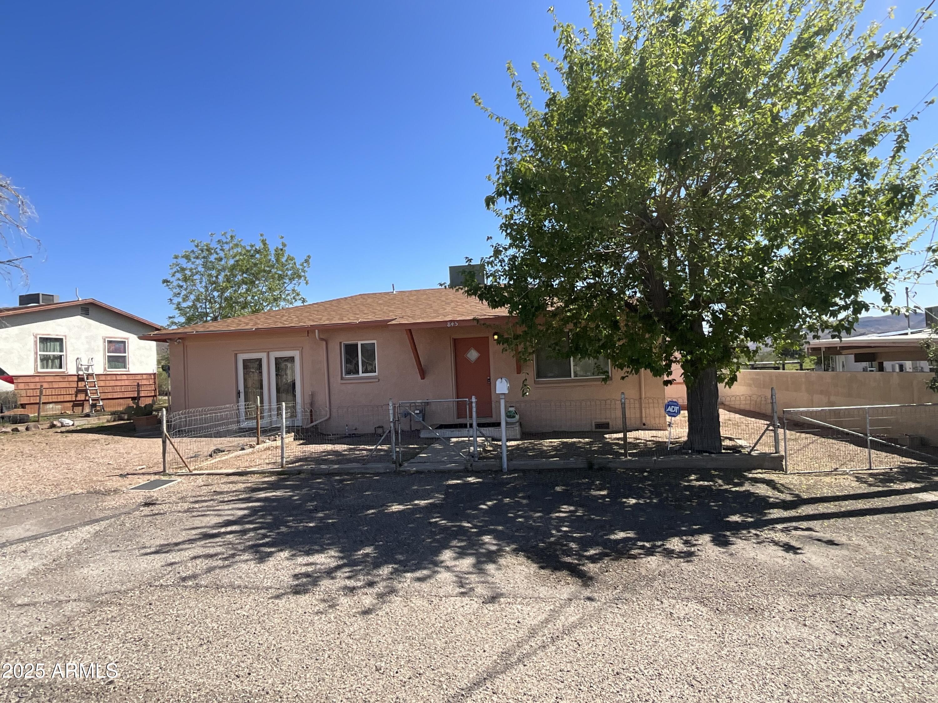 845 W SPRAY Street