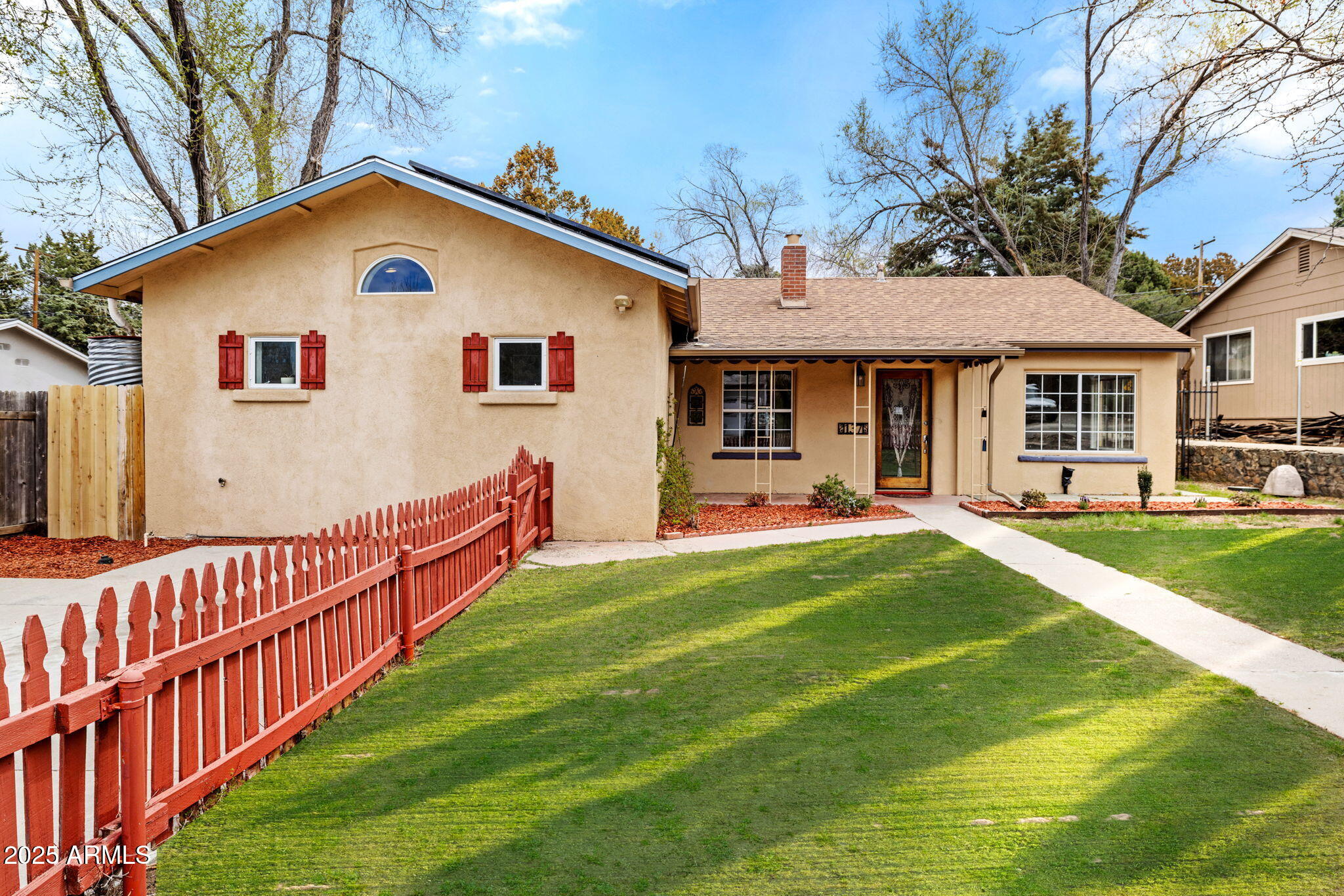 137 S Arizona Avenue Property Photo 1