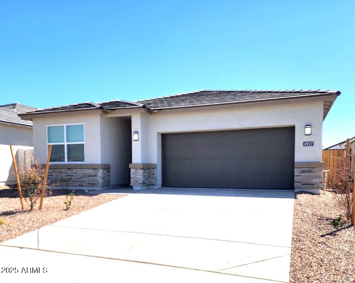 4927 S 106th Avenue Property Photo 1