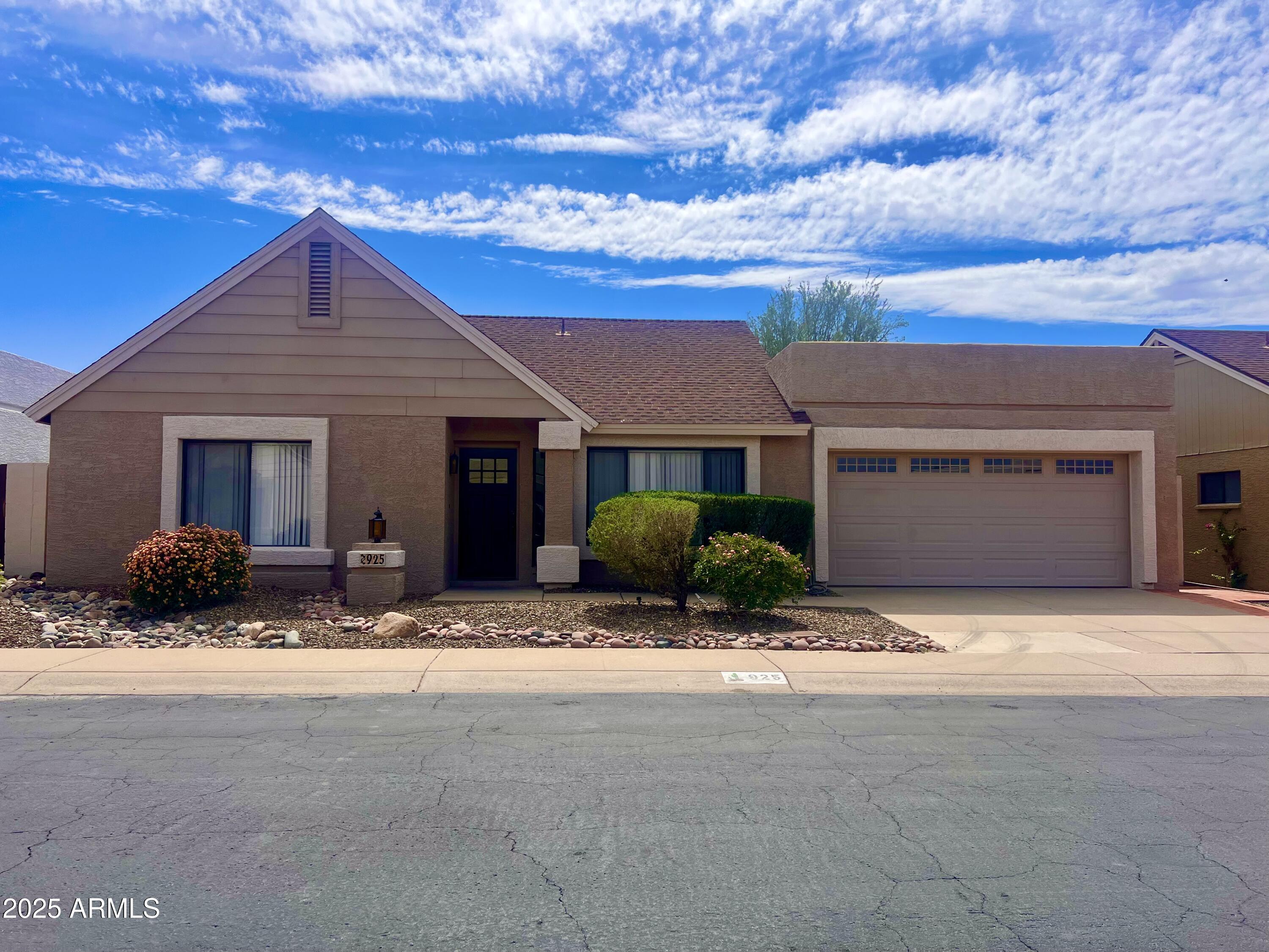 925 E Wagoner Road Property Photo