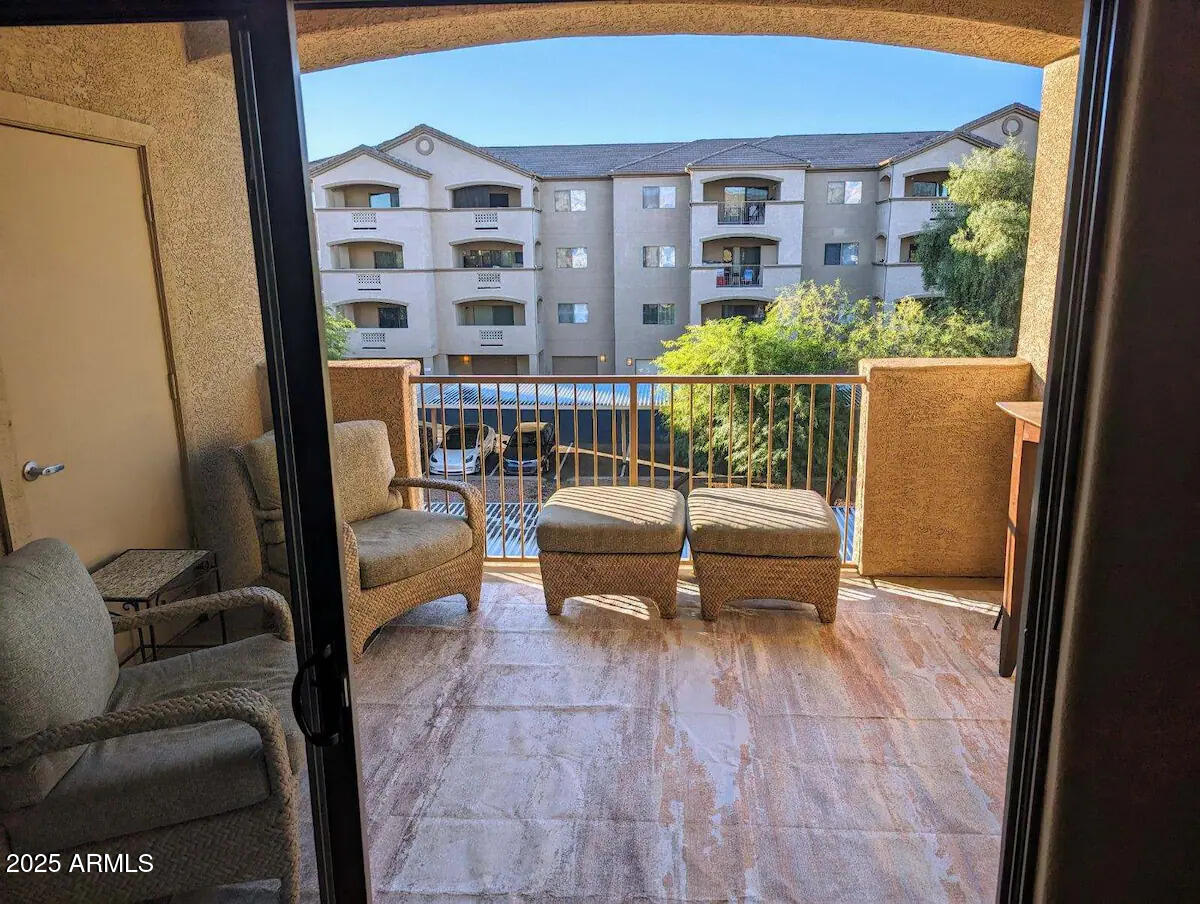 920 E Devonshire Avenue