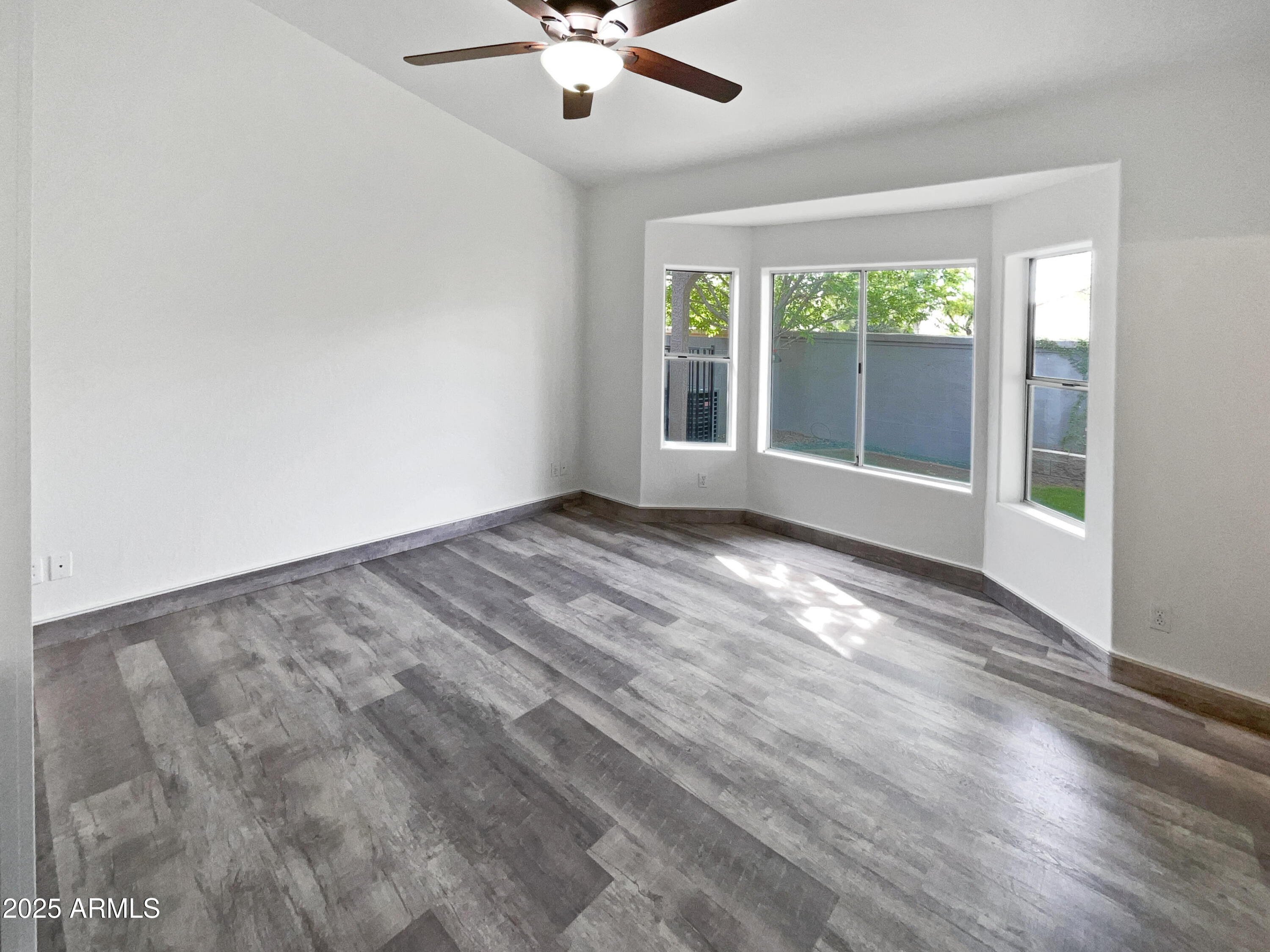 1901 E Marquette Drive Property Photo 3