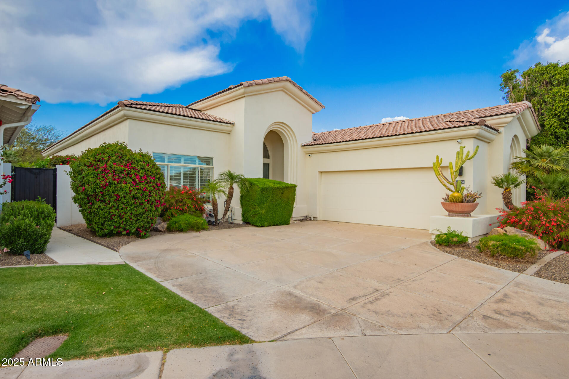 7678 E Cactus Wren Road Property Photo 3