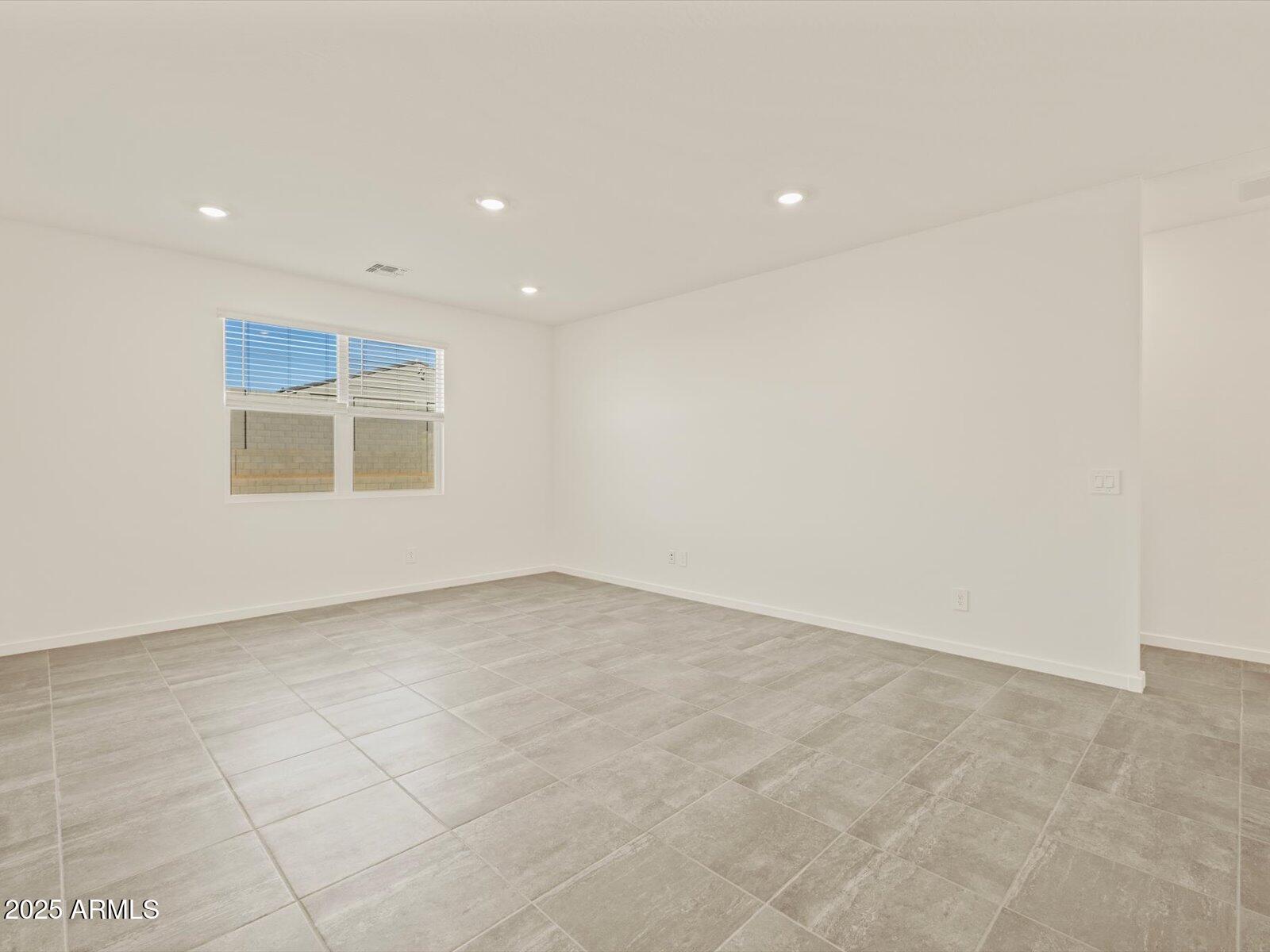 37325 W San Clemente Street Property Photo 25