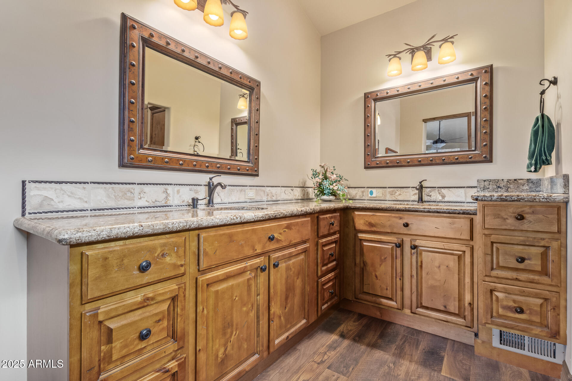 1202 N Horizon Way Property Photo 33