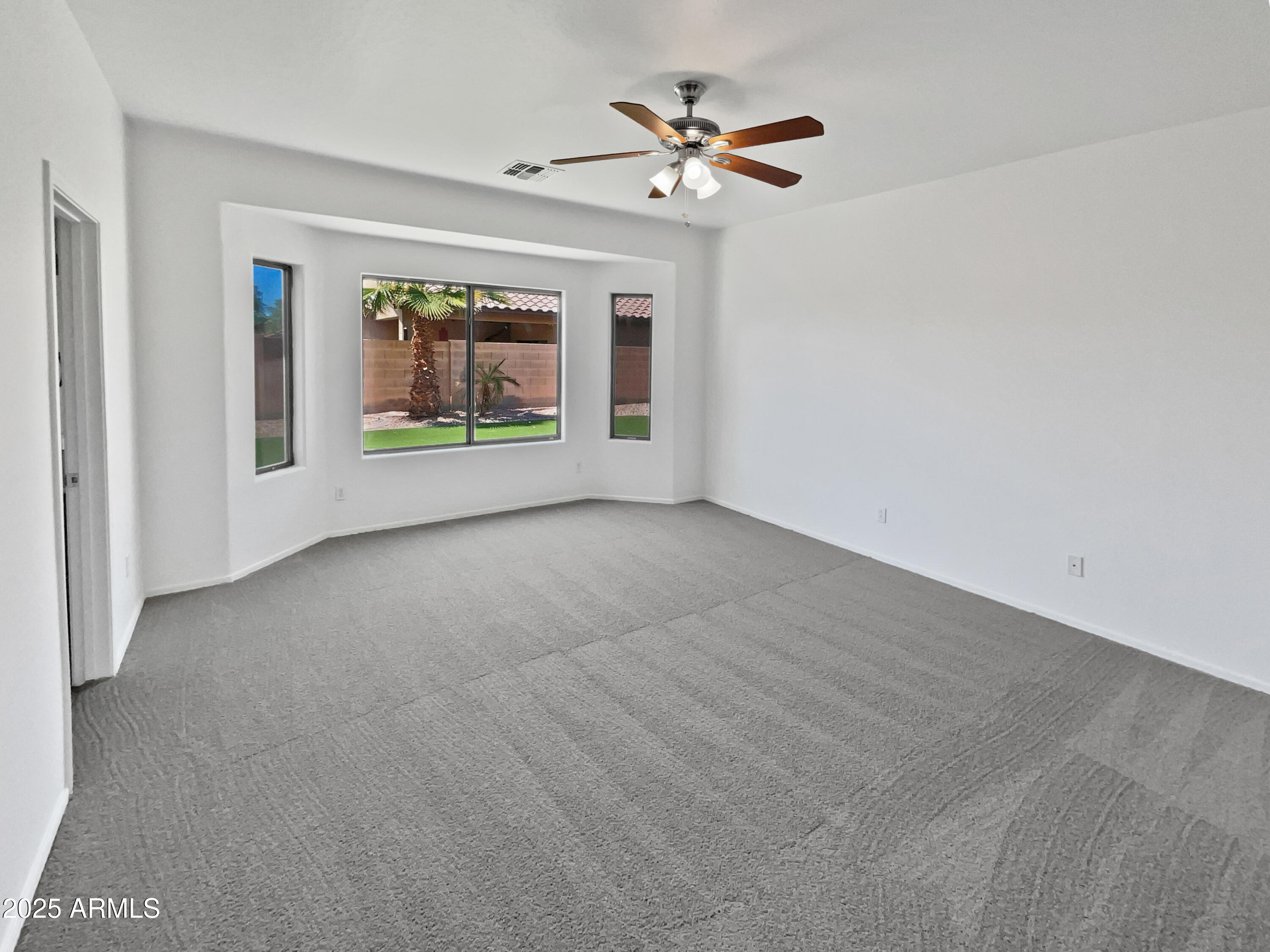 8616 S 57th Drive Property Photo 5