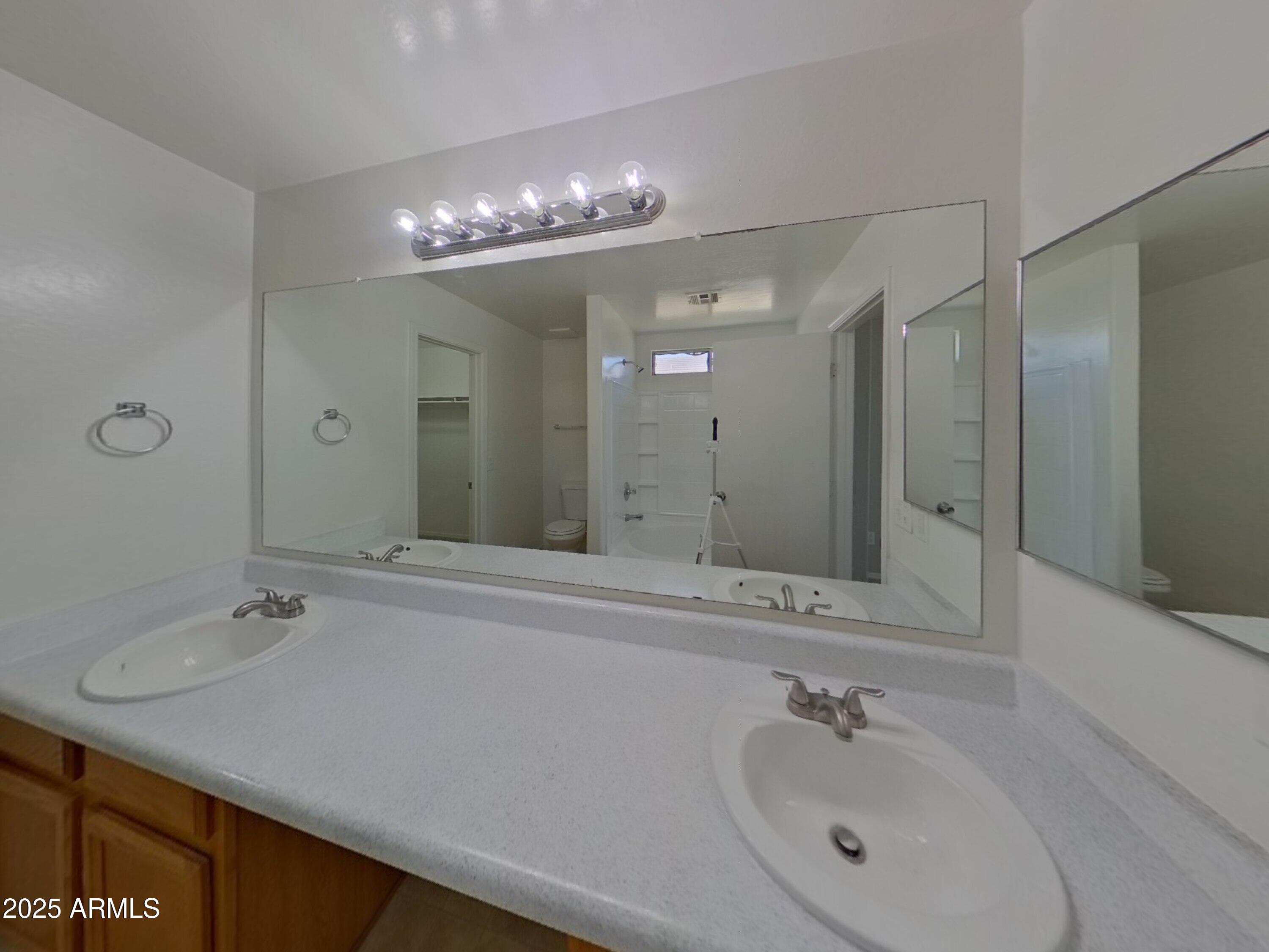 7223 S 41st Lane Property Photo 8
