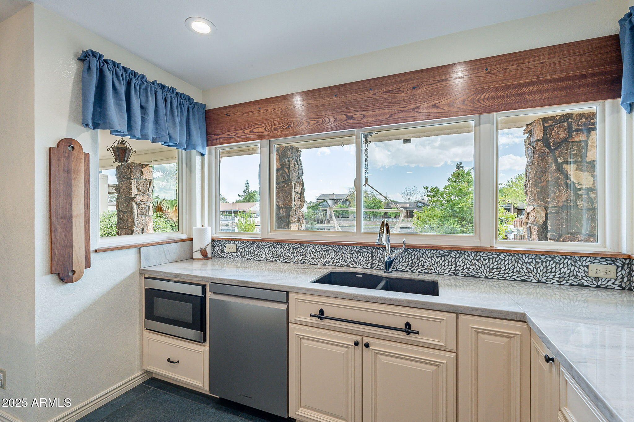 1329 E Whalers Way Property Photo 30