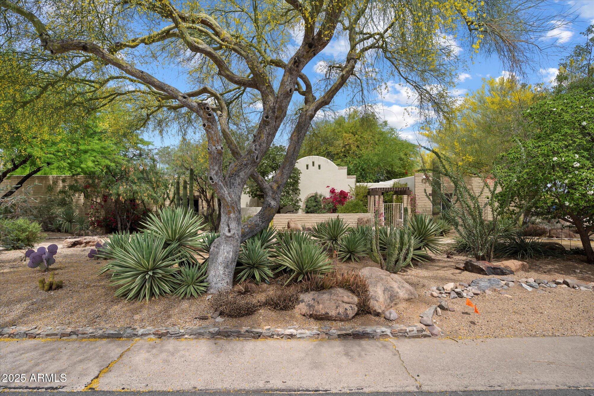 4646 E Shadow Rock Road Property Photo 2