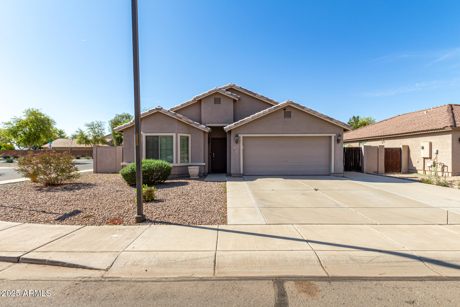 2805 E Desert Rose Trail Property Photo 1